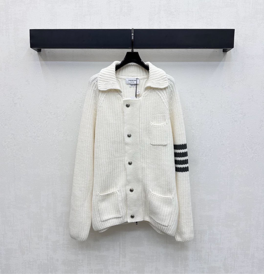 NO:504832,TB*2025 new product lapel knitted cardigan jacket customized YB imported wool knitted material soft and comfortable and stylish. The whole body thick stripes texture is combined with symmetrical pocket decoration to add layering. Echo the contrasting color design of the single-sided cuff stripes to highlight the brand tone. The style is simple and atmospheric. The loose silhouette improves the pros and cons. The surface auxiliary material development. The lapel long-sleeved cardigan tailoring. The random matching of the outfit shows the high-quality temperament. High-version 2 colors 1-4,, jackets & coats, alexander wang19860909TB*2025新品上架翻领针织开衫外套定制YB进口羊毛针织材质 柔软舒适有型 通体粗线条纹肌理配合对称口袋装饰 增添造型层次感 呼应单侧袖口条纹撞色设计 彰显品牌调性 风格简约大气 宽松廓形改善利弊 面辅料开发 翻领长袖开衫剪裁 随意搭配穿穿搭展现高知气质风姿  高版本2色1-4,,jackets & coats,alexander wang,Women's clothing