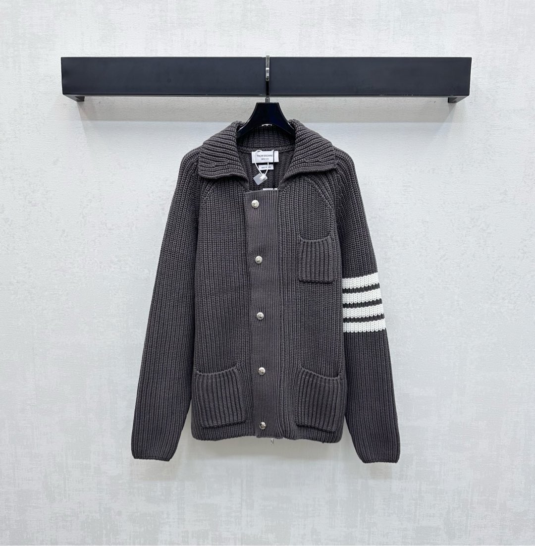 NO:504824,TB*2025 new product lapel knitted cardigan jacket customized YB imported wool knitted material soft, comfortable and stylish. The whole body thick stripes texture is combined with symmetrical pocket decoration to add layering to the styling and contrasting design of single-sided cuff stripes to highlight the brand tone. The style is simple and atmospheric. The loose silhouette improves the pros and cons. The surface auxiliary material development. The lapel long-sleeved cardigan tailoring. The random matching of the outfit shows the high-quality temperament. High-version 2 colors 1-4,, jackets & coats, alexander wang19860909TB*2025新品上架翻领针织开衫外套定制YB进口羊毛针织材质 柔软舒适有型 通体粗线条纹肌理配合对称口袋装饰 增添造型层次感 呼应单侧袖口条纹撞色设计 彰显品牌调性 风格简约大气 宽松廓形改善利弊 面辅料开发 翻领长袖开衫剪裁 随意搭配穿穿搭展现高知气质风姿  高版本2色1-4,,jackets & coats,alexander wang,Women's clothing