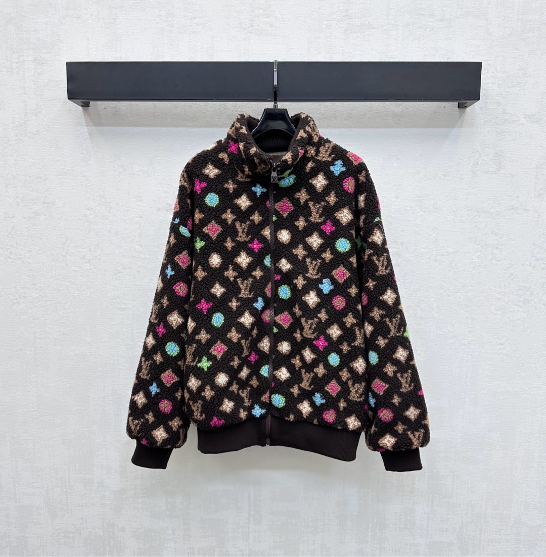 NO:503220,Louis Vuitto*'s new product is available on the shelves of Teddy lamb wool jacket custom YB Teddy lamb wool material. The texture and quality of the ready-to-wear are excellent. The whole body is covered with iconic colorful four-leaf clover letter pattern elements to highlight the brand tone. The lower cuffs are threaded. The adjustment design is combined with the zipper adjustment to add a sense of styling. The surface accessories are developed. The stand-up collar jacket is cut and the feeling of relaxation is the focus of the crowd. Whether it is daily travel or leisure and entertainment, it is the focus of the crowd. High-end version,,louis vuitton, jackets & coats, jackets & coats, alexander wang19860909Louis Vuitto*新品上架泰迪羊羔毛夹克外套定制YB泰迪羊羔毛材质 成衣质感品相绝佳 通体铺满标志性彩色四叶草字母图案元素 彰显品牌调性 下袖口摆沿用螺纹包边 配合开襟拉链调节设计 增添造型层次感 面辅料开发 立领夹克外套剪裁 出街穿出松弛感 无论是日常出行还是休闲娱乐 都是人群中的焦点 高版本,,louis vuitton,jackets & coats,jackets & coats,alexander wang,Women's clothing