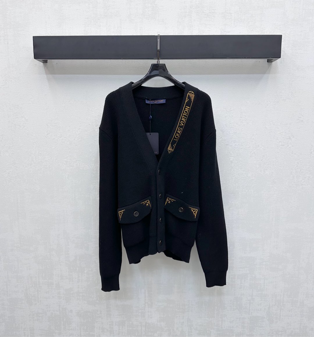 NO:503211,Louis Vuitto* new product is available on the shelves of embroidered letter knit cardigan custom YB imported knitted material soft and comfortable. Adjust with open-clad buttons. Combined with symmetrical flip pocket design to add layered look. The neckline is decorated with iconic letter embroidered logo decoration, which echoes the upper edge of the pocket to highlight the brand tone. Face accessories development V-neck long-sleeved cardigan cut top body retro high-end gentle literary and artistic daily commuting and fashionable high-end version, louis vuitton,alexander wang19860909Louis Vuitto*新品上架刺绣字母针织开衫定制YB进口针织材质 柔软舒适 沿用开襟纽扣调节 配合对称翻盖口袋设计 增添造型层次感 领口融入标志性字母刺绣徽标装饰 与口袋上缘相互呼应 彰显品牌调性 面辅料开发 V领长袖开衫剪裁 上身复古高级 温柔文艺 日常通勤出彩时髦  高版本,,louis vuitton,alexander wang,Women's clothing