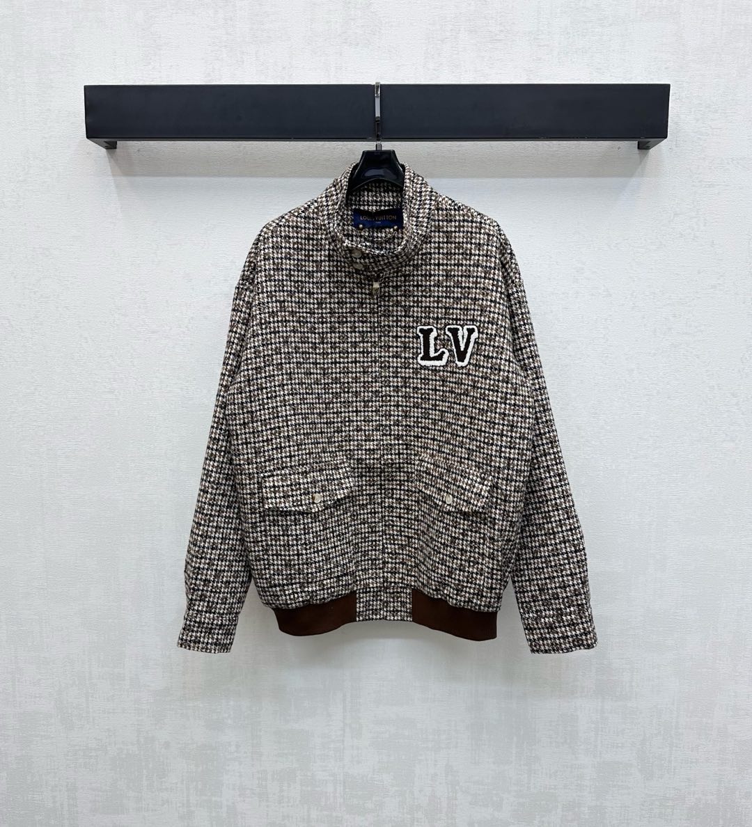 NO:503223,Louis Vuitto* new product stand-alone jacquard jacket custom YB imported twill cotton material soft and comfortable. The whole body is covered with plaid four-leaf clover letter jacquard elements. It is decorated with iconic letter logos on the chest and highlights the brand tone. Use plaid zipper adjustment. It is matched with flip pocket style decoration to add a sense of styling. The surface accessories are developed. Stand-alone jacket jacket tailoring. The upper body adds a gentle Korean style and literary atmosphere. Retro and fashionable. High-end version,,louis vuitton,jackets & coats,jackets & coats,alexander wang19860909Louis Vuitto*新品上架立领提花夹克外套定制YB进口斜纹全棉材质 柔软舒适 通体铺满格纹四叶草字母提花元素 配合胸前背后融入标志性字母徽标装点 彰显品牌调性 沿用开襟拉链调节 搭配翻盖口袋版型装饰 增添造型层次感 面辅料开发 立领夹克外套剪裁 上身增添韩式温柔文艺气息 复古时髦  高版本,,louis vuitton,jackets & coats,jackets & coats,alexander wang,Women's clothing