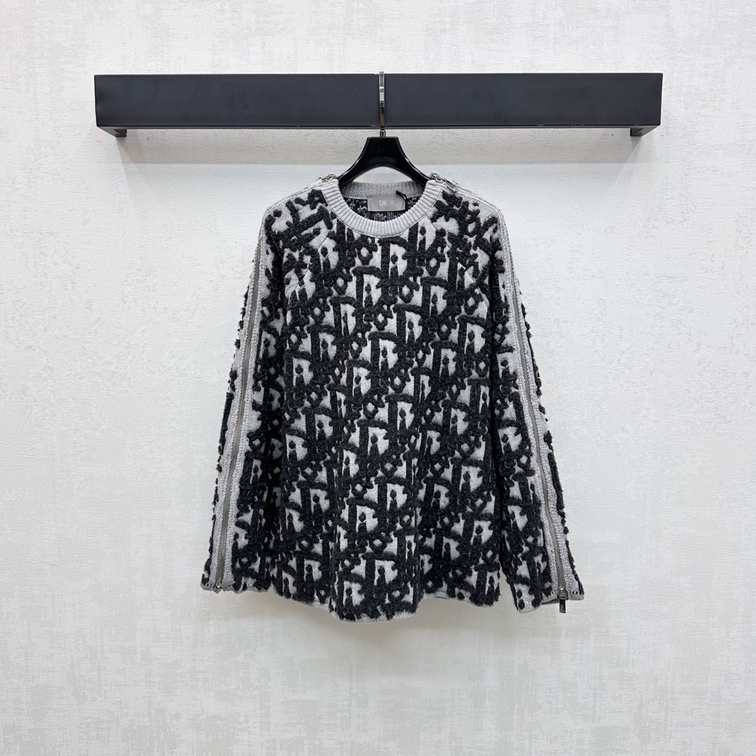 NO:503214,Dio*'s new product is on the shelves of Jacquard Knitted Sweater Customized YB Imported Knitted Material Soft and Comfortable The neckline is covered with elastic thread fitting and tightening, adding layered look, the whole body is covered with iconic letter jacquard elements, highlighting the brand tone, surface accessories, round neck pullover sweater tailoring, the upper body adds a gentle Korean style atmosphere, and the autumn and winter inner layer is full of layering atmosphere. High-end version,,dior,sweaters,alexander wang19860909Dio*新品上架提花针织毛衣定制YB进口针织材质 柔软舒适 领口包边饰以弹力螺纹贴合收紧处理 增添造型层次感 通体铺满标志性字母提花元素 彰显品牌调性 面辅料开发 圆领套头毛衣剪裁 上身增添韩式温柔文艺气息 秋冬内搭叠穿氛围感十足   高版本,,dior,sweaters,alexander wang,Women's clothing