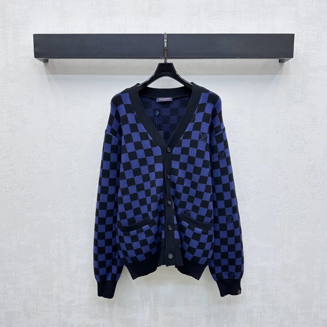 NO:504814,Louis Vuitto*2025 new product launches V-neck plaid knitted cardigan custom YB imported wool knitted material comfortable and breathable, the whole body chessboard is decorated with iconic letter elements, matched with the circular buckle adjustment design, highlighting the brand tone, and the edging is outlined with black to form a collision, adding a sense of styling, versatile styles do not pick the age and skin tone, surface auxiliary materials development V-neck long-sleeved cardigan tailoring, the upper body is fashionable and fashionable, high-version, louis vuitton, alexander wang19860909Louis Vuitto*2025新品上架V领格纹针织开衫定制YB进口羊毛针织材质 舒适透气 通体棋盘格点缀标志性字母元素 搭配开襟圆扣调节设计 彰显品牌调性 配合包边以黑色系勾勒形成碰撞 增添造型层次感 百搭款式不挑年龄肤色 面辅料开发 V领长袖开衫剪裁 上身时髦洋气  高版本,,louis vuitton,alexander wang,Women's clothing