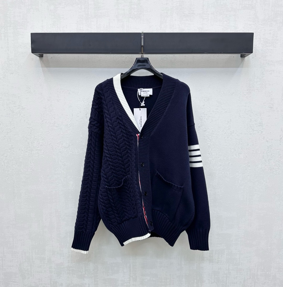 NO:504799,TB*2025 new product launches V-neck splicing knitted cardigan custom YB imported wool knitted material soft and comfortable and stylish. Voxel color and twist texture splicing design to add layeredness to echo the contrasting color of the single-sided collar cuffs to highlight the brand tone. Simple and atmospheric style. Loose silhouette improves the pros and cons. Face and auxiliary materials development. V-neck long-sleeved cardigan tailoring. Randomly match the outfit to show high-quality temperament. High-version, alexander wang19860909TB*2025新品上架V领拼接针织开衫定制YB进口羊毛针织材质 柔软舒适有型 通体素色与麻花肌理拼接设计 增添造型层次感 呼应单侧领边袖口条纹撞色 彰显品牌调性 风格简约大气 宽松廓形改善利弊 面辅料开发 V领长袖开衫剪裁 随意搭配穿穿搭展现高知气质风姿  高版本,,alexander wang,Women's clothing