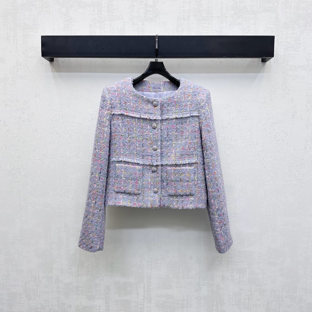 NO:504798,Chane*2025 new product is available on the shelves of round neck dress jackets, custom YB imported coarse wool woolen material, high-quality texture, full-quality, shoulder pad design fits the human body, more slender and upright, the whole body is treated with colorful woven patterns, the atmosphere of the celebrity is straightened, the front button is integrated with the iconic rhinestone letter logo to highlight the details, highlighting the brand tone, perfect interpretation of the elegant and rich sense of face and accessories development, round neck dress jacket tailoring, can be matched with short skirts in the same series, complete sets are paired with intellectual and gentle, the best choice for formal occasions, high-end version, chanel, skirts, jackets & coats, alexander wang19860909Chane*2025新品上架圆领洋装外套定制YB进口粗纺羊毛呢材质 质感高级 品相十足 正肩垫肩设计贴合人体 更显身姿纤细挺拔 通体利用彩色编织纹处理 名媛氛围立显 前襟纽扣融入标志性水钻字母徽标点亮细节 彰显品牌调性 完美演绎优雅千金感 面辅料开发 圆领洋装外套剪裁 可搭配同系列短裙 成套搭配知性温柔 出席正式场合的不二之选  高版本,,chanel,skirts,jackets & coats,alexander wang,Women's clothing