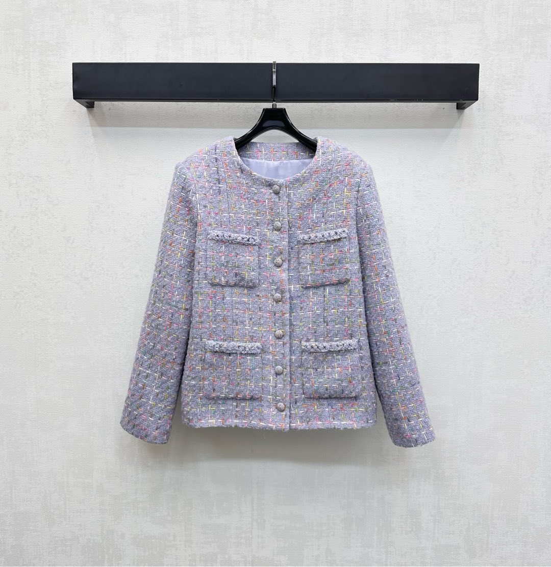 NO:504808,Chane*2025 new product is available on the shelves of round neck dress jackets, custom YB imported coarse wool woolen material, high-quality texture, full-quality, shoulder pad design fits the human body, more slender and upright, the whole body is treated with woven texture, the atmosphere of the celebrity is straightened, the front button is integrated with the iconic rhinestone letter logo to highlight the details, showing the brand tone, perfect interpretation of the elegant and rich sense, facial auxiliary material development, round neck dress jacket tailoring, can be matched with short skirts in the same series, complete sets are paired with intellectual and gentle, the best choice for formal occasions, high-end version, chanel, skirts, jackets & coats, alexander wang19860909Chane*2025新品上架圆领洋装外套定制YB进口粗纺羊毛呢材质 质感高级 品相十足 正肩垫肩设计贴合人体 更显身姿纤细挺拔 通体利用编织纹处理 名媛氛围立显 前襟纽扣融入标志性水钻字母徽标点亮细节 彰显品牌调性 完美演绎优雅千金感 面辅料开发 圆领洋装外套剪裁 可搭配同系列短裙 成套搭配知性温柔 出席正式场合的不二之选  高版本,,chanel,skirts,jackets & coats,alexander wang,Women's clothing