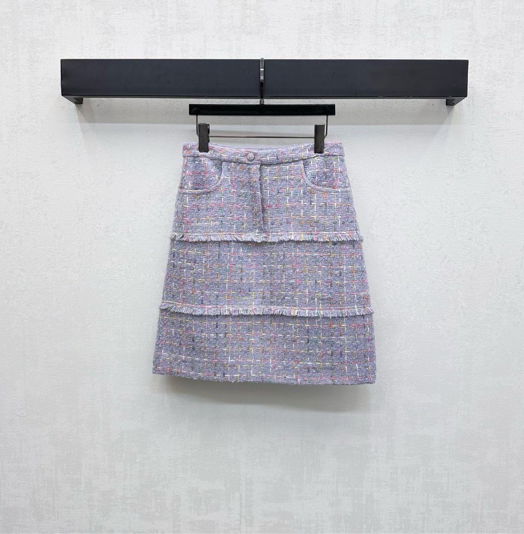 NO:504793,Chane*2025 new product is on the shelves of round neck dress jackets, custom YB imported coarse wool woolen material, high-quality texture, full-quality, whole body is treated with woven texture, famous atmosphere is straightened, front buttons are integrated with the iconic rhinestone letter logo to highlight the details, highlight the brand tone, ready-to-wear design is integrated with wool floss design, combined with symmetrical pocket style decoration, add layering of the styling, perfect interpretation of the elegant and rich sense of face and accessories development, high-waist dress skirt tailoring, can be matched with the same series of jackets, complete sets are intellectual and gentle, the best choice for formal occasions, high-end version, chanel, skirts, jackets & coats, alexander wang19860909Chane*2025新品上架圆领洋装外套定制YB进口粗纺羊毛呢材质 质感高级 品相十足 通体利用编织纹处理 名媛氛围立显 前襟纽扣融入标志性水钻字母徽标点亮细节 彰显品牌调性 成衣融入毛絮设计 配合对称口袋版型装饰 增添造型层次感 完美演绎优雅千金感 面辅料开发 高腰洋装半裙剪裁 可搭配同系列外套 成套搭配知性温柔 出席正式场合的不二之选  高版本,,chanel,skirts,jackets & coats,alexander wang,Women's clothing