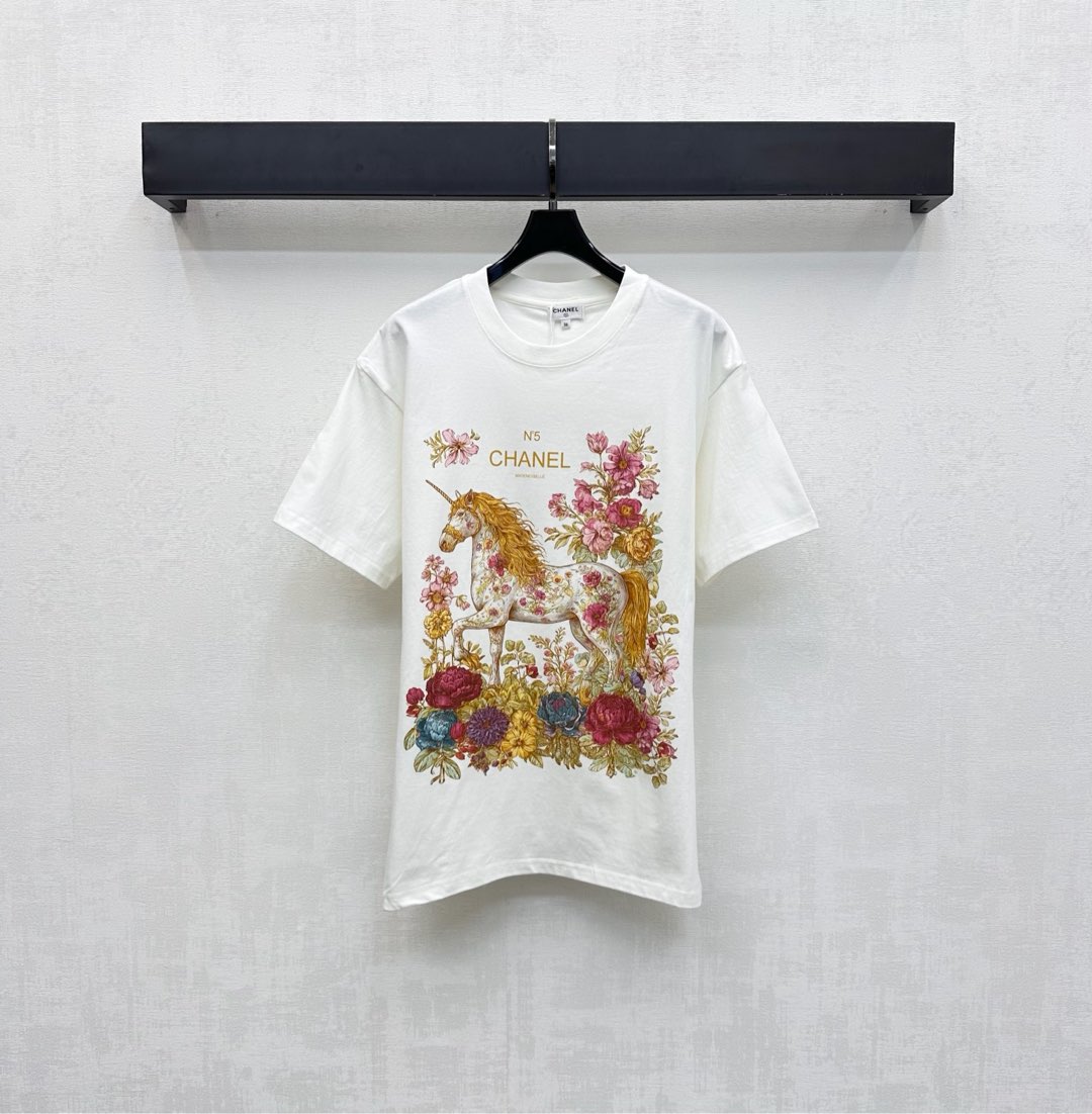 NO:504856,Chane*2025 new product is on the shelves of round neck print custom YB imported twill cotton, breathable and comfortable, full texture, made of gram-weight pure cotton, full drape, presenting a slim visual effect, the front edge of the chest is restored by printing technology, the ready-to-wear is incorporated into the iconic letter logo pattern of horse flower elements, highlighting the brand tone, making the fashion sense of high-end immediately, surface auxiliary materials development, loose round neck short-sleeved T-shirt tailoring, fashionable and relaxed upper body, create a personal style, single wear inner wear is brilliant and fashionable, high-end version, chanel, T-shirt,tees, t-shirt,alexander wang19860909Chane*2025新品上架圆领印花定制YB进口斜纹全棉材质 透气舒适 质感十足 采用克重纯棉制成 垂坠感十足 呈现显瘦视觉效果 胸前沿用印花工艺还原色彩 成衣融入马匹花朵元素标志性字母徽标图案 彰显品牌调性 让时尚高级感立刻显现 面辅料开发 宽松圆领短袖T恤剪裁 上身时髦松弛 打造个性风格 单穿内搭都出彩时髦  高版本,,chanel,T-shirt,tees，t-shirt,alexander wang,Women's clothing