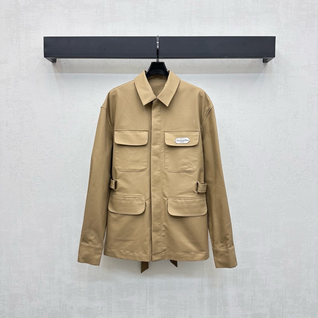 NO:504818,Dio*2025 new product lapel belt shirt custom YB imported twill cotton material comfortable and breathable, delicate texture, casual and versatile color, with the chest flip pocket embellishment, iconic letter logo decoration, highlighting the brand tone, the front closure adjustment design is matched with the waist cloth belt adjustment, and it is easy to put on and take off, adding a sense of styling, facial auxiliary materials development, lapel long-sleeved jacket cut, handsome and relaxed upper body, fashionable and fashionable, high-version, dior, jackets & coats, alexander wang19860909Dio*2025新品上架翻领腰带衬衣定制YB进口斜纹斜纹全棉材质 舒适透气 质感细腻 通体素色休闲百搭配合胸前翻盖口袋点缀标志性字母徽标装饰 彰显品牌调性 前襟暗扣调节设计搭配腰间本布腰带调节方便穿脱 增添造型层次感 面辅料开发 翻领长袖外套剪裁 上身帅气松弛 穿搭时髦洋气  高版本,,dior,jackets & coats,alexander wang,Women's clothing