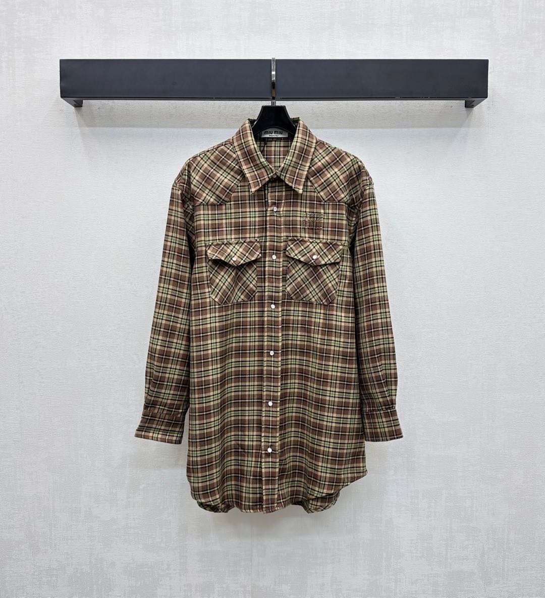 NO:504751,Miumi*2025 new product launches lapel plaid shirt custom YB imported fine imitation wool material comfortable and breathable, delicate texture, full of classic plaid elements, combined with chest embellishment of iconic letter logo decoration, highlighting the brand tone, symmetrical flip pocket plaid snap button adjustment design, add styling layering, surface auxiliary material development, lapel long-sleeved shirt tailoring, can be matched with short skirts in the same series, complete set with handsome and relaxed outfit, fashionable and fashionable, high-end version,,miumiu, skirts,shirts,alexander wang19860909Miumi*2025新品上架翻领格纹衬衫定制YB进口精仿羊毛材质 舒适透气 质感细腻 通体铺满经典格纹元素 配合胸口点缀标志性字母徽标装饰 彰显品牌调性 胸前对称翻盖口袋开襟按扣调节设计 增添造型层次感 面辅料开发 翻领长袖衬衫剪裁 可搭配同系列短裙 成套搭配帅气松弛 穿搭时髦洋气  高版本,,miumiu,skirts,shirts,alexander wang,Women's clothing