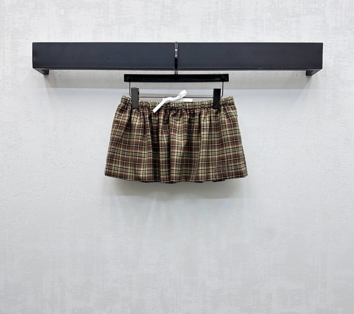 NO:504741,Miumi*2025 new product is available on the shelves of high-waist plaid short skirt custom YB imported fine imitation wool material comfortable and breathable, delicate texture, full of classic plaid elements, with the skirt embellished with the iconic letter logo decoration, highlighting the brand tone, elastic waist contrasting drawstring adjustment design, add to the styling layering, surface auxiliary material development, high-waist drawstring short skirt tailoring, can be matched with the same series of shirts, complete sets with handsome and relaxed outfits, fashionable and fashionable, high-version, miumiu, skirts, alexander wang19860909Miumi*2025新品上架高腰格纹短裙定制YB进口精仿羊毛材质 舒适透气 质感细腻 通体铺满经典格纹元素 配合裙摆点缀标志性字母徽标装饰 彰显品牌调性 弹力腰撞色抽绳调节设计 增添造型层次感 面辅料开发 高腰抽绳短裙剪裁 可搭配同系列衬衣 成套搭配帅气松弛 穿搭时髦洋气  高版本,,miumiu,skirts,alexander wang,Women's clothing