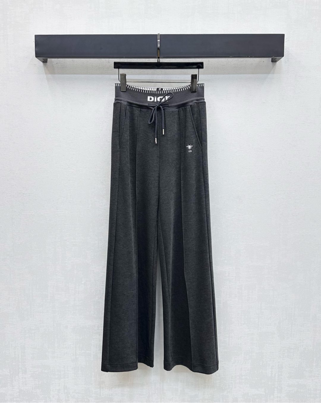 NO:504752,Dio*2025 new product launches drawstring webbing wide-leg trousers customized YB imported cotton material, soft and comfortable, smooth and stylish, use close-fitting elastic webbing to decorate the waist, matched with contrasting drawstring adjustment design, add layering of the trousers waist incorporates iconic letter CD bee embroidered logo decoration to highlight the brand tone, surface auxiliary material development, high-waist drawstring wide-leg trousers tailoring, easy to control daily commuting, all seasons casual and versatile, high-version 2 colors,,dior,alexander wang19860909Dio*2025新品上架抽绳织带阔腿长裤定制YB进口人棉材质 柔挺舒适 垂顺有型 利用贴身弹力松紧织带装点腰身处 配合撞色抽绳调节设计 增添造型层次感 裤腰融入标志性字母CD蜜蜂刺绣徽标装饰 彰显品牌调性 面辅料开发 高腰抽绳阔腿长裤剪裁 日常通勤轻松驾驭 四季休闲百搭  高版本2色,,dior,alexander wang,Women's clothing