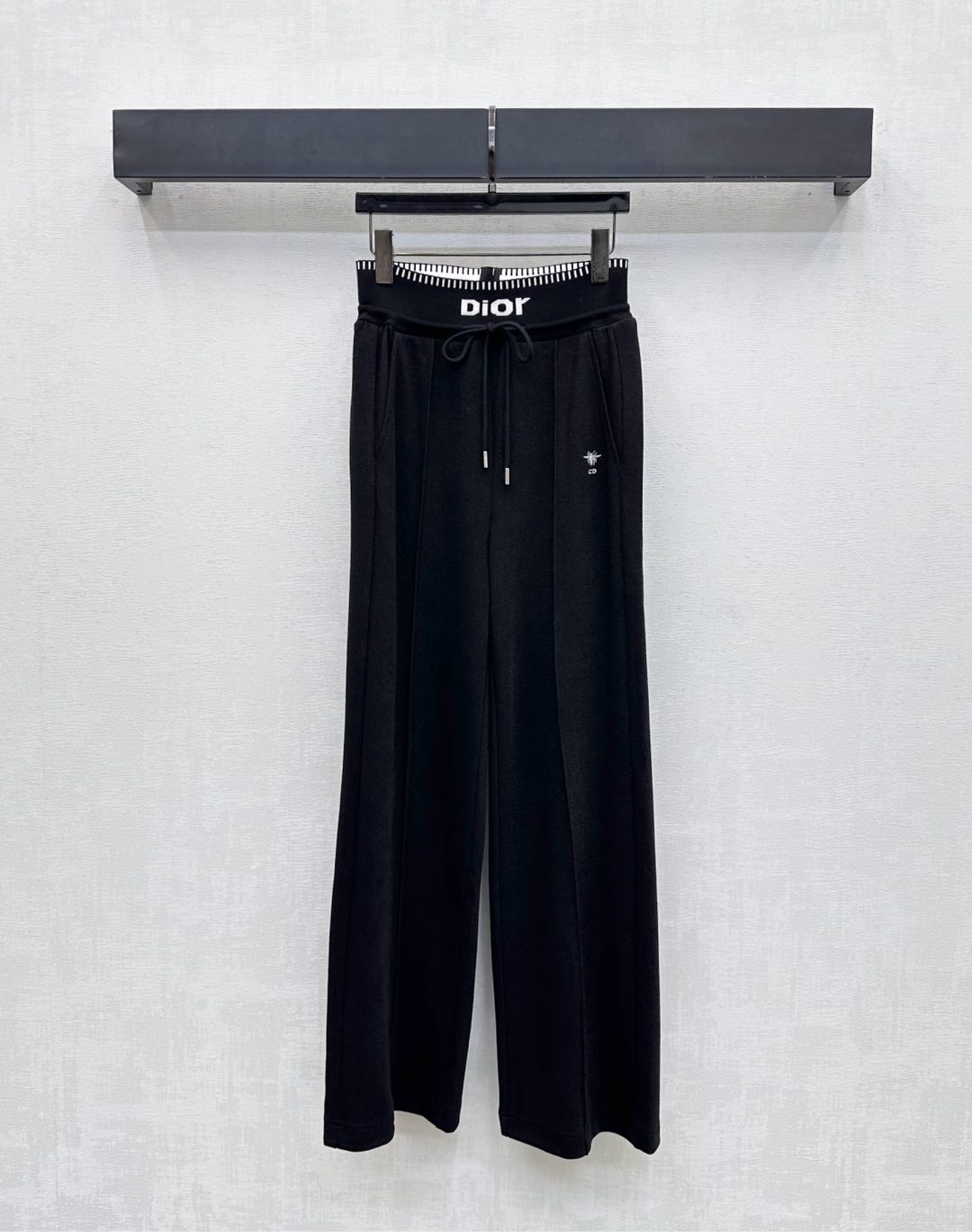 NO:504762,Dio*2025 new product launches drawstring webbing wide-leg trousers customized YB imported cotton material, soft and comfortable, smooth and stylish, use close-fitting elastic webbing to decorate the waist, matched with contrasting drawstring adjustment design, add layering of the trousers waist incorporates iconic letter CD bee embroidered logo decoration to highlight the brand tone, surface auxiliary material development, high-waist drawstring wide-leg trousers tailoring, easy to control daily commuting, all seasons casual and versatile, high-version 2 colors,,dior,alexander wang19860909Dio*2025新品上架抽绳织带阔腿长裤定制YB进口人棉材质 柔挺舒适 垂顺有型 利用贴身弹力松紧织带装点腰身处 配合撞色抽绳调节设计 增添造型层次感 裤腰融入标志性字母CD蜜蜂刺绣徽标装饰 彰显品牌调性 面辅料开发 高腰抽绳阔腿长裤剪裁 日常通勤轻松驾驭 四季休闲百搭  高版本2色,,dior,alexander wang,Women's clothing