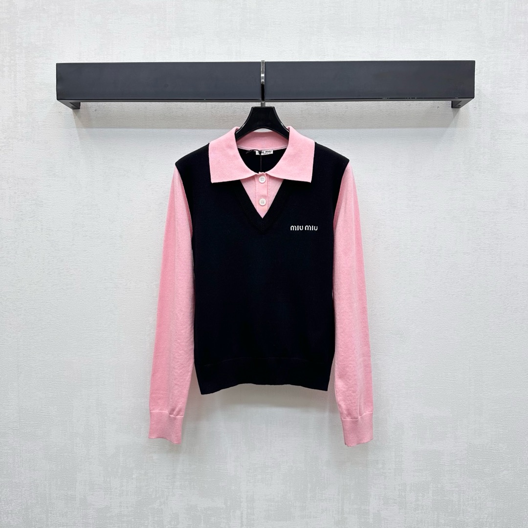 NO:504771,Miumi*2025 new product lapel spliced ​​knitted tops are customized with YB imported wool knitted material, elastic and comfortable, full texture, the upper body presents a casual and lazy style, the collar cuffs are spliced ​​and white to form a collision, creating a fake two-piece layered and interlaced effect, adding layered styling, and the chest is decorated with iconic letter embroidery logo to highlight the brand tone, facial accessories development, lapel knitted long-sleeved tailoring, single-wear inner wear is brilliant and fashionable, fashionable and age-reducing, high version 2 colors,,miumiu,alexander wang19860909Miumi*2025新品上架翻领拼接针织上衣定制YB进口羊毛针织材质 弹力舒适 质感十足 上身呈现休闲慵懒的穿搭格调 领口袖口拼接白色形成碰撞 打造假两件叠穿交错效果 增添造型层次感 胸前融入标志性字母刺绣徽标装饰 彰显品牌调性 面辅料开发 翻领套针织长袖剪裁 单穿内搭都出彩时髦 时髦减龄  高版本2色,,miumiu,alexander wang,Women's clothing