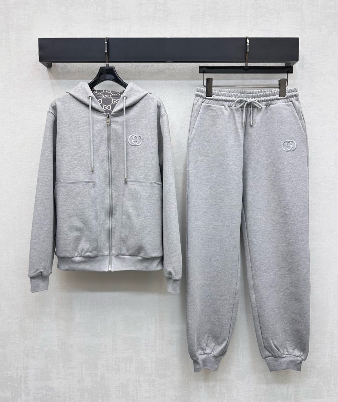 NO:504772,Gucc*2025 new product is on the shelves of two-sided hooded jackets and trousers sets. Customized YB imported twill cotton material. The texture is comfortable and draped and designed on both sides. One side is covered with diamond double G letter pattern elements. Rich visual effect makes it more fashionable. One side is plain and casual and versatile. It is decorated with a garment with an iconic letter embroidery logo to highlight the brand tone. The front closure is adjusted with zipper to echo the symmetrical pocket style decoration. Adding styling layering. The surface auxiliary materials development. Hooded drawstring jacket with drawstring tie feet trousers set. Details echo up and down. The complete set is simple and advanced. Daily casual outfit guide. Slack and fashionable. High version 2 colors 7,,gucci,jackets & coats,hats,alexander wang19860909Gucc*2025新品上架两面穿连帽外套长裤套装定制YB进口斜纹全棉材质 质感舒适垂顺两面穿设计 一面铺满菱格双G字母图案元素 丰富视觉效果更显时髦 一面素色休闲百搭 配合成衣点缀标志性字母刺绣徽标装点 彰显品牌调性 前襟沿用拉链调节 呼应对称插兜口袋版型装饰 增添造型层次感 面辅料开发 连帽抽绳外套搭配抽绳束脚长裤套装 细节上下呼应 成套搭配简约高级 日常休闲穿搭指南 松弛时髦  高版本2色 7,,gucci,jackets & coats,hats,alexander wang,Women's clothing