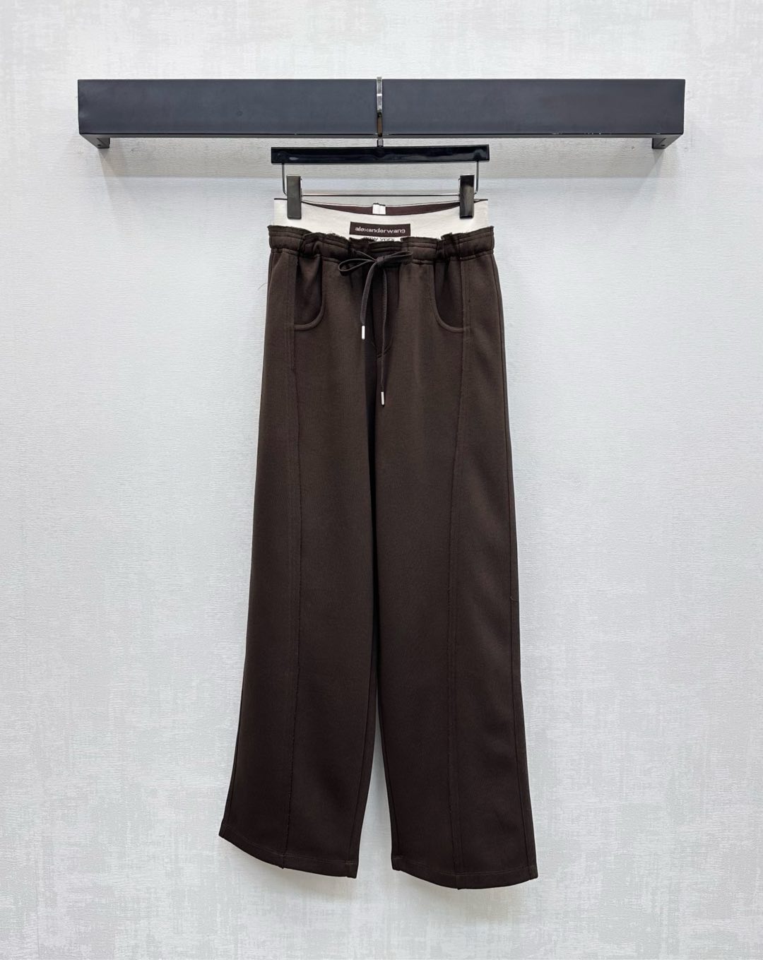 NO:504780,Alexanderwan**2025 new product launches drawstring webbing wide-leg trousers customized YB imported material, soft and comfortable, smooth and stylish, waist incorporates iconic elastic elastic letter webbing decoration, combined with contrasting drawstring adjustment design, highlights the brand tone, symmetrical pocket-sized style decoration, adds styling layering, surface auxiliary material development, high-waist drawstring wide-leg trousers tailoring, easy to control daily commuting, all seasons casual and versatile, high-version 2 colors,,alexander wang19860909Alexanderwan**2025新品上架抽绳织带阔腿长裤定制YB进口材质 柔挺舒适 垂顺有型 腰身融入标志性弹力松紧字母织带装点 配合撞色抽绳调节设计 彰显品牌调性 对称插兜口袋版型装饰 增添造型层次感 面辅料开发 高腰抽绳阔腿长裤剪裁 日常通勤轻松驾驭 四季休闲百搭  高版本2色,,alexander wang,Women's clothing