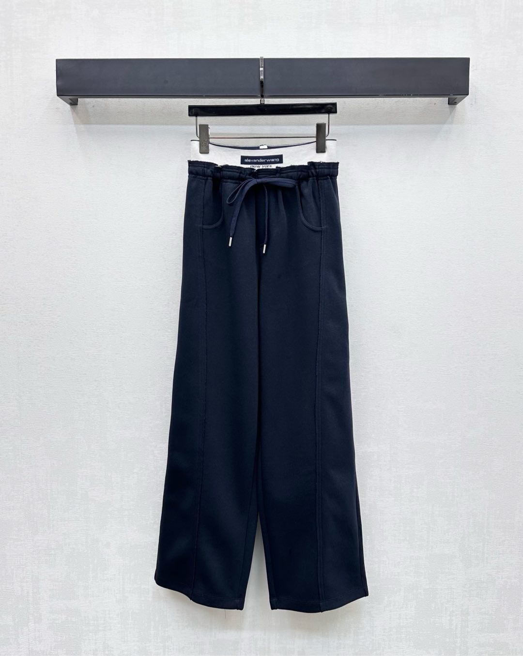 NO:504742,Alexanderwan**2025 new product launches drawstring webbing wide-leg trousers customized YB imported material, soft and comfortable, smooth and stylish, waist incorporates iconic elastic elastic letter webbing decoration, combined with contrasting drawstring adjustment design, highlights the brand tone, symmetrical pocket-sized style decoration, adds styling layering, surface auxiliary material development, high-waist drawstring wide-leg trousers tailoring, easy to control daily commuting, all seasons casual and versatile, high-version 2 colors,,alexander wang19860909Alexanderwan**2025新品上架抽绳织带阔腿长裤定制YB进口材质 柔挺舒适 垂顺有型 腰身融入标志性弹力松紧字母织带装点 配合撞色抽绳调节设计 彰显品牌调性 对称插兜口袋版型装饰 增添造型层次感 面辅料开发 高腰抽绳阔腿长裤剪裁 日常通勤轻松驾驭 四季休闲百搭  高版本2色,,alexander wang,Women's clothing