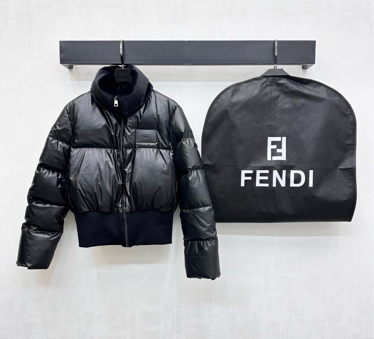 NO:504827,Fend* 2025 new product is on the shelves of the removable fur collar down jacket customized YB imported windproof and waterproof nylon material, white goose velvet filling inside, light and warm, detachable fox fur collar design, classic rectangular bar embossing treatment to add layering of the shape, changeable outfit, iconic letter leather logo decoration on the chest, highlighting the brand tone, waist elastic elastic threaded webbing design, outline the waist to get rid of bloated, warm and unique, exquisite details can highlight the texture, surface auxiliary materials development, stand-alone zipper jacket tailoring, integrating warmth and fashionable, with dust bag packaging, velvet filling standard: national standard 90 velvet filling: white goose velvet high version 2 colors,,fendi, jackets & coats, jackets & coats, down jacket, alexander  wang19860909配防尘袋Fend*2025新品上架可拆卸毛领羽绒服定制YB进口防风防水尼龙材质 内里白鹅绒填充 整件轻盈保暖 可拆卸狐狸毛领设计 成衣经典长方条形压纹处理 增添造型层次感 穿搭造型多变 胸前点缀标志性字母皮标装饰 彰显品牌调性 腰身松紧弹力螺纹织带设计 勾勒腰身摆脱臃肿 御寒实用又别出心裁 精致细节就能凸显质感 面辅料开发 立领拉链夹克外套剪裁 集保暖与时髦一体 配防尘袋包装 充绒标准:国标90绒 充绒物:白鹅绒 高版本2色,,fendi,jackets & coats,jackets & coats,down jacket,alexander wang,Women's clothing