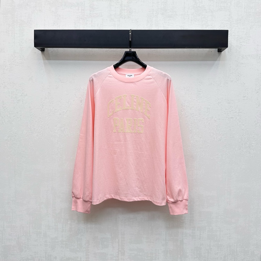 NO:504743,Celin*2025 new product is on the shelves of round neck printed tops, customized YB imported twill cotton, breathable and comfortable, full texture, made of gram-weight pure cotton, full drape, presenting a slim visual effect, and incorporates iconic letter printed logo embellishment on the chest to highlight the brand tone, the whole voxel color is casual and versatile, the upper body is simple and atmospheric, and the styling layering, the surface auxiliary material development, regular long-sleeved top cut, create a personalized style, the inner wear is brilliant and fashionable, high version 2 colors, celine, alexander wang19860909Celin*2025新品上架圆领印花上衣定制YB进口斜纹全棉材质 透气舒适 质感十足 采用克重纯棉制成 垂坠感十足 呈现显瘦视觉效果 胸前融入标志性字母印花徽标点缀装饰 彰显品牌调性 通体素色休闲百搭 上身简约大气 增添造型层次感 面辅料开发 常规长袖上衣剪裁 打造个性风格 单穿内搭都出彩时髦 高版本2色,,celine,alexander wang,Women's clothing