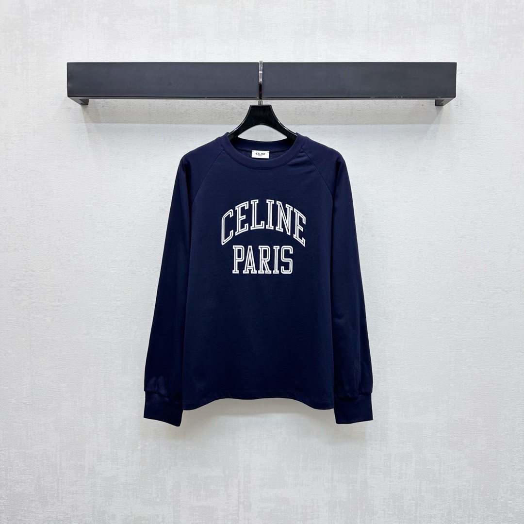 NO:504753,Celin*2025 new product on-shelf round neck printed top is customized YB imported twill cotton, breathable and comfortable, full texture, made of gram-weight pure cotton, full drape, presenting a slim visual effect, and incorporates iconic letter printed logo embellishment on the chest to highlight the brand tone, the whole voxel color is casual and versatile, the upper body is simple and atmospheric, and adds a sense of styling. The surface and auxiliary materials are developed. Regular long-sleeved tops are cut to create a personalized style. The inner wear is brilliant and fashionable. High version 2 colors, celine, alexander wang19860909Celin*2025新品上架圆领印花上衣定制YB进口斜纹全棉材质 透气舒适 质感十足 采用克重纯棉制成 垂坠感十足 呈现显瘦视觉效果 胸前融入标志性字母印花徽标点缀装饰 彰显品牌调性 通体素色休闲百搭 上身简约大气 增添造型层次感 面辅料开发 常规长袖上衣剪裁 打造个性风格 单穿内搭都出彩时髦 高版本2色,,celine,alexander wang,Women's clothing