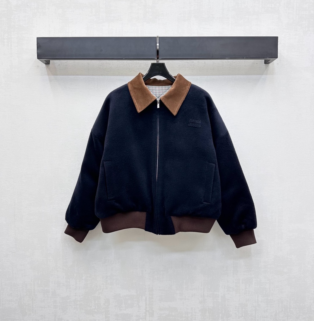 NO:504870,Miumi*2025 new product is available for cashmere wool cotton jacket custom YB imported cashmere wool material down cotton filling inner lining, light and warm, the whole body is light and colored thread pit strips wrapped around the whole body, colliding with the dark blue body, colliding with the front zipper adjustment design, adding layered look, iconic letter logo embellishment on the chest, matching the lining to the collision of diamond embossed plaid fabric, highlighting the brand tone, facial accessories development, lapel jacket tailoring, upper body light and fashionable, inclusive and warm, autumn and winter paired with jeans and casual pants, integrating warmth and fashionable, high-end version,,miumiu, jeans, jackets & coats, jackets & coats, down jacket, alexander wang19860909Miumi*2025新品上架羊绒羊毛棉服外套定制YB进口羊绒羊毛材质 羽绒棉填充内里 整件轻盈保暖 通体沿用撞色螺纹坑条包边 与大身深蓝形成颜色和面料碰撞 配合前襟拉链调节设计 增添造型层次感 胸前点缀标志性字母徽标点缀装饰 搭配里布采用菱格压纹格纹面料碰撞 彰显品牌调性 面辅料开发 翻领夹克剪裁 上身轻盈时尚包容保暖 秋冬搭配牛仔裤休闲裤都非常 集保暖与时髦一体  高版本,,miumiu,jeans,jackets & coats,jackets & coats,down jacket,alexander wang,Women's clothing