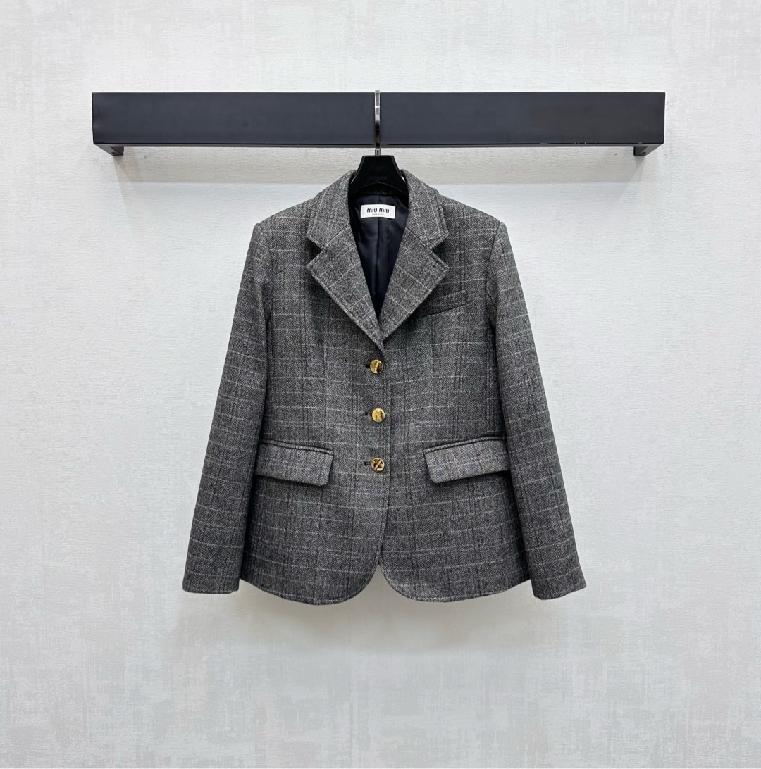 NO:504842,Miumi*2025 new product is on the shelves of lapel plaid suit jacket customized YB imported worsted wool material, breathable and comfortable, full of drooping, gray and white stripes intertwined throughout the body, combined with the styling design of the gun and the collar to add a sense of styling layering, the front engraved iconic letters logo buttons and cuffs echo each other, paired with symmetrical flip pocket style decoration to highlight the brand tone, surface auxiliary material development, lapel front shoulder suit jacket tailoring, upper body retro and high-end, daily commuting outfit fashionable and fashionable, high-end version,,miumiu, jackets & coats, business suit,alexander wang19860909Miumi*2025新品上架翻领格纹西装外套定制YB进口精纺羊毛材质 透气舒适 垂感十足 通体灰白条纹交错处理 配合枪驳领造型设计 增添造型层次感 前襟刻印标志性字母徽标纽扣与袖口相互呼应 搭配对称翻盖口袋版型装饰 彰显品牌调性 面辅料开发 翻领正肩西装外套剪裁 上身复古高级 日常通勤穿搭时髦洋气  高版本,,miumiu,jackets & coats,business suit,alexander wang,Women's clothing