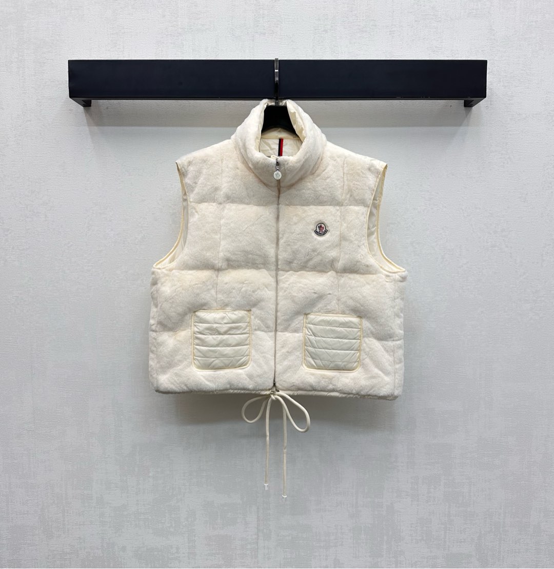 NO:504871,With dust bag Moncle*2025 new product, plush spliced ​​down vest is on the shelves, customized YB imported plush nylon material, soft and comfortable, furry feel, decorated with the iconic badge on the chest, highlighting the brand tone, overall silhouette, straight and straightened version, drawstring on the inside of the hem, elastic adjustment design, symmetrical pocket, add layering, convenience and practicality to put on and take off, surface auxiliary materials development, stand-alone drawstring, zipper vest tailoring, layered fashionable and fashionable, first choice for warmth in autumn and winter, filling: white goose velvet, filling: national standard 90 high-version-, down jacket, alexander wang19860909配防尘袋Moncle*2025新品上架毛绒拼接羽绒马甲定制YB进口毛绒尼龙材质 柔软舒适毛茸茸手感 配合胸侧标志性徽章装饰 彰显品牌调性 整体廓形立挺直筒版型 下摆里侧抽绳松紧调节设计对称口袋 增添造型层次感 穿脱便利性和实用性提升 面辅料开发 立领抽绳拉链马甲剪裁 叠穿时髦洋气 秋冬保暖首选 充绒物:白鹅绒 充绒量:国标90  高版本-,,down jacket,alexander wang,Women's clothing