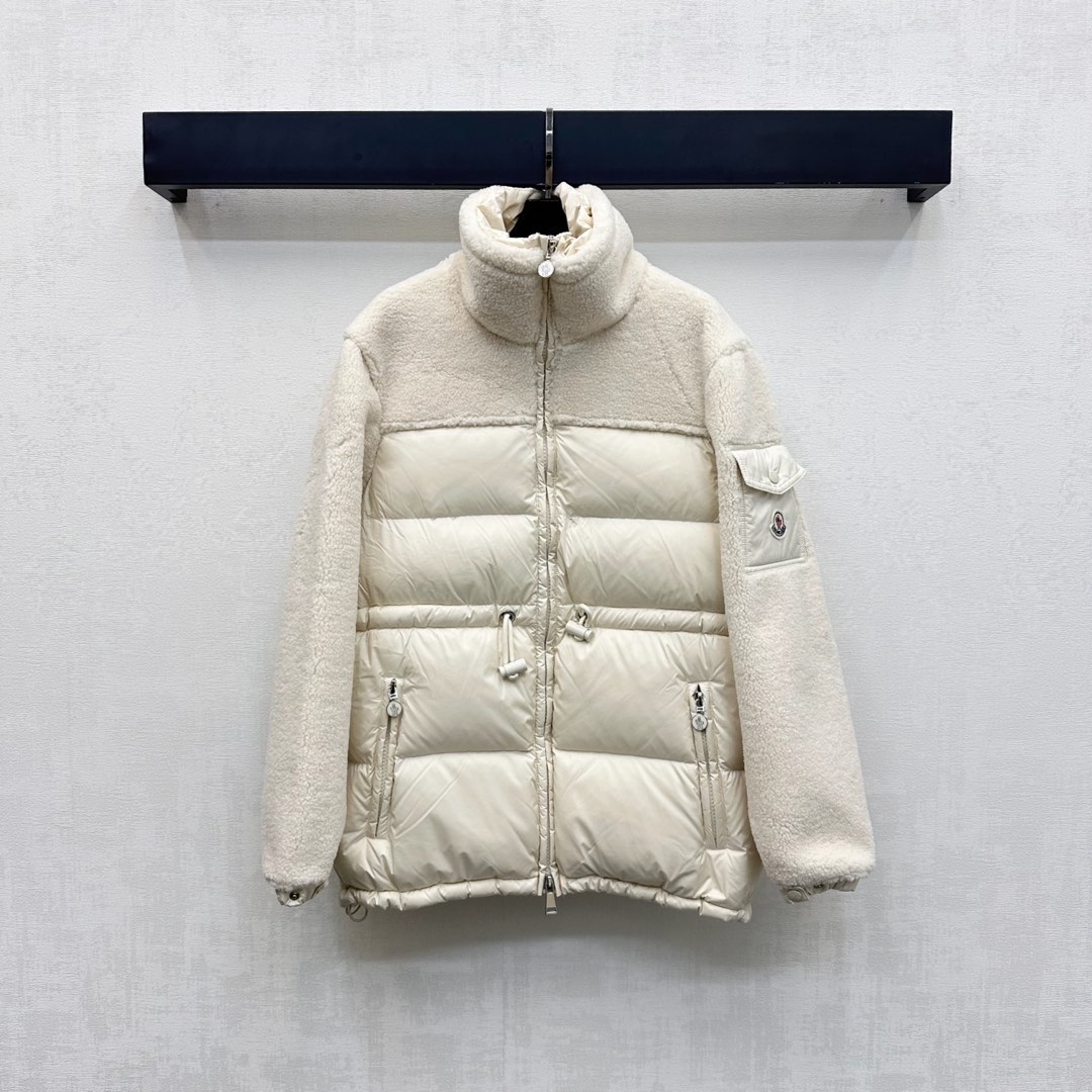NO:504862,The new product with dust bag Moncle*2025 is on the shelves of spliced ​​zipper down jacket. Customized YB imported nylon lamb velvet material. Its craftsmanship is restored. Upgraded material. It has plush texture and nylon waterproof and windproof function. White goose down inside. The whole piece is light and warm. Zipper stand-up collar design. Large body classic rectangular bar embossing treatment. Combined with the plush splicing of the arms and collar edges, adding a sense of styling. The outer side of the sleeves is decorated with the iconic logo patch decoration to highlight the brand tone. Low-key and high-end. Delicate details can successfully get rid of dullness. Developed surface accessories. Stand-up collar down jacket cut. Integrate warmth and fashionable. Filling standard: national standard 90 velvet. Filling: white goose down high-version-,,jackets & coats,down jacket,alexander wang19860909配防尘袋Moncle*2025新品上架拼接拉链羽绒服 定制YB进口尼龙羊羔绒材质 其工艺还原 升级材质 带有毛绒纹理又具备尼龙防水防风御寒功能 白鹅绒填充内里 整件轻盈保暖 拉链立领设计 大身经典长方条形压纹处理 配合手臂与领边毛绒拼接呼应 增添造型层次感 袖子外侧点缀口袋标志性徽标贴布装饰 彰显品牌调性 低调高级 精致细节就能成功摆脱沉闷 面辅料开发 立领羽绒外套剪裁 集保暖与时髦一体 充绒标准:国标90绒 充绒物:白鹅绒 高版本-,,jackets & coats,down jacket,alexander wang,Women's clothing