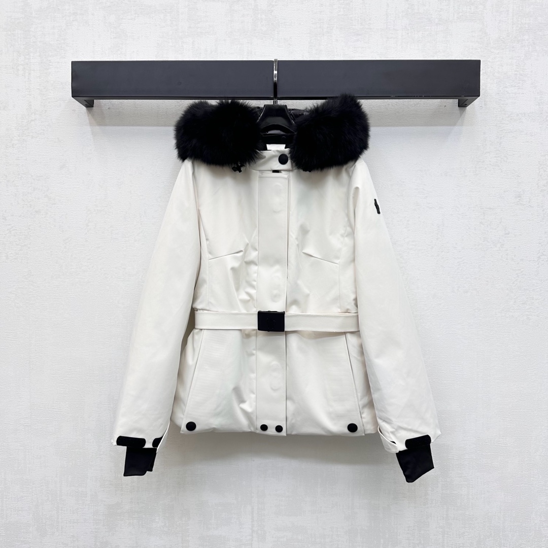 NO:504843,With dust bag Moncle* 2025 new product is on the shelves of the detachable fox fur collar hooded belt down jacket customized YB imported nylon material. The whole piece is light and warm. The inner quilt is quilted smoothly and fashionable. The surface is full and stylish. The silhouette is full and crisp, three-dimensional and stylish. The detachable fox fur collar design makes the style more diverse and personalized. The outer side of the arm is decorated with iconic badges to highlight the brand tone. The waist is matched with removable snap-fit ​​elastic band to outline the waist to add layering of the shape. The surface auxiliary materials are developed. Slim hooded down jacket tailoring. The first choice for fashionable ski down jackets in autumn and winter. Filling standard: national standard 90 velvet. Filling stuff: white goose velvet. High version 2 colors-,, down jacket, hats, alexander wang19860909配防尘袋Moncle*2025新品上架可拆卸狐狸毛领连帽腰带羽绒服定制YB进口尼龙材质 白鹅绒填充整件轻盈保暖 采用内里绗缝表面光滑时髦高级 廓形饱满挺括立体有型. 可拆卸狐狸毛领设计 让穿搭风格更多元个性化不挑人群 手臂外侧点缀标志性徽章装饰 彰显品牌调性 腰间搭配可拆卡扣松紧带勾勒腰身 增添造型层次感 面辅料开发 修身连帽羽绒服剪裁 秋冬时尚滑雪羽绒服首选 充绒标准:国标90绒 充绒物:白鹅绒  高版本2色-,,down jacket,hats,alexander wang,Women's clothing