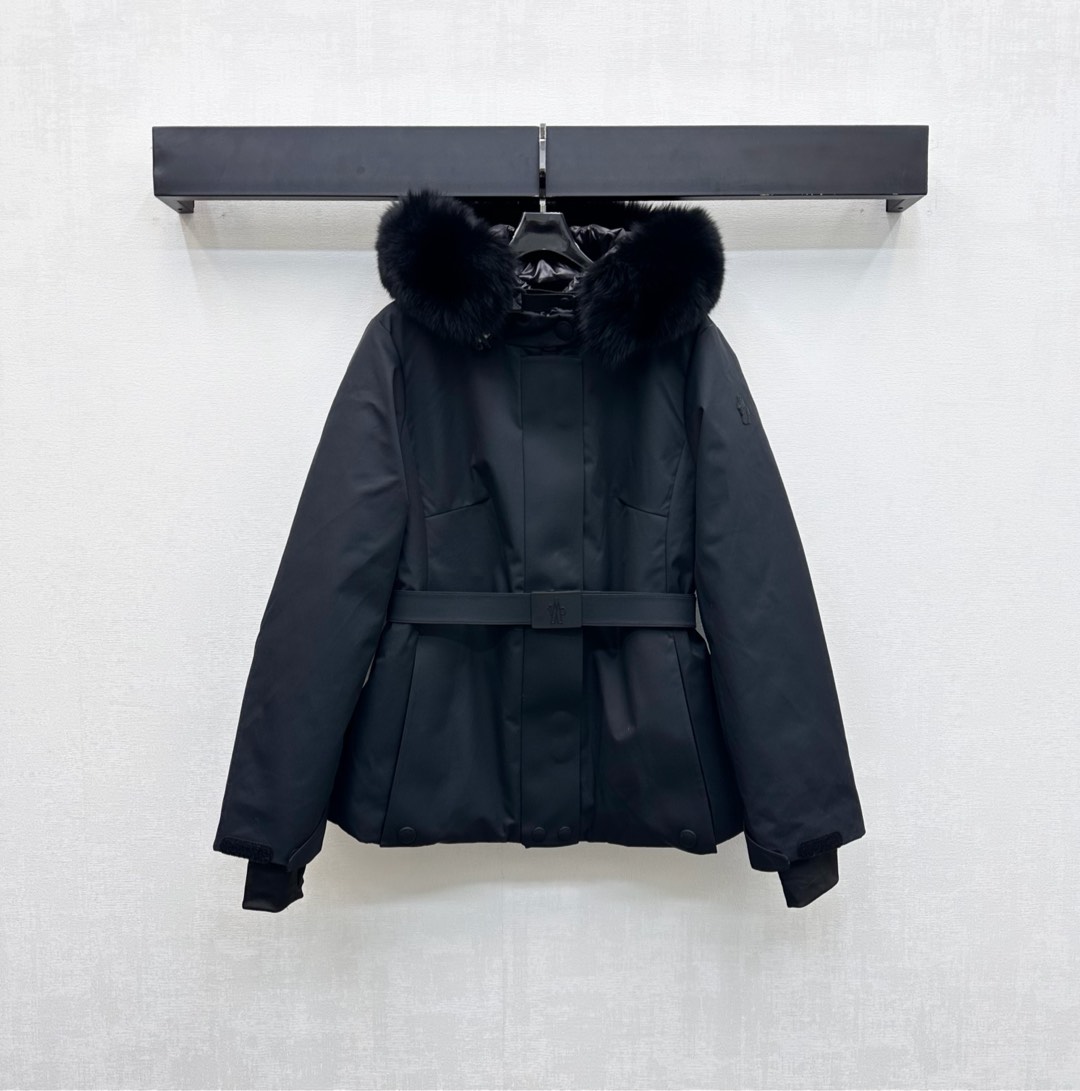 NO:504880,The new product with dust bag Moncle*2025 is on the shelves of the detachable fox fur collar hooded belt down jacket customized YB imported nylon material. The whole piece is light and warm. The inner quilt is smooth and fashionable. The surface is smooth and fashionable. The silhouette is full and crisp, three-dimensional and stylish. The detachable fox fur collar design makes the style more diverse and personalized. The outer side of the arm is decorated with iconic badges to highlight the brand tone. The waist is matched with removable snap-fit ​​elastic band to outline the waist to add layering of the shape. The surface auxiliary materials are developed. Slim hooded down jacket tailoring. The first choice for fashionable ski down jackets in autumn and winter. Filling standard: national standard 90 velvet. Filling stuff: white goose velvet. High version 2 colors-,, down jacket, hats, alexander wang19860909配防尘袋Moncle*2025新品上架可拆卸狐狸毛领连帽腰带羽绒服定制YB进口尼龙材质 白鹅绒填充整件轻盈保暖 采用内里绗缝表面光滑时髦高级 廓形饱满挺括立体有型. 可拆卸狐狸毛领设计 让穿搭风格更多元个性化不挑人群 手臂外侧点缀标志性徽章装饰 彰显品牌调性 腰间搭配可拆卡扣松紧带勾勒腰身 增添造型层次感 面辅料开发 修身连帽羽绒服剪裁 秋冬时尚滑雪羽绒服首选 充绒标准:国标90绒 充绒物:白鹅绒  高版本2色-,,down jacket,hats,alexander wang,Women's clothing