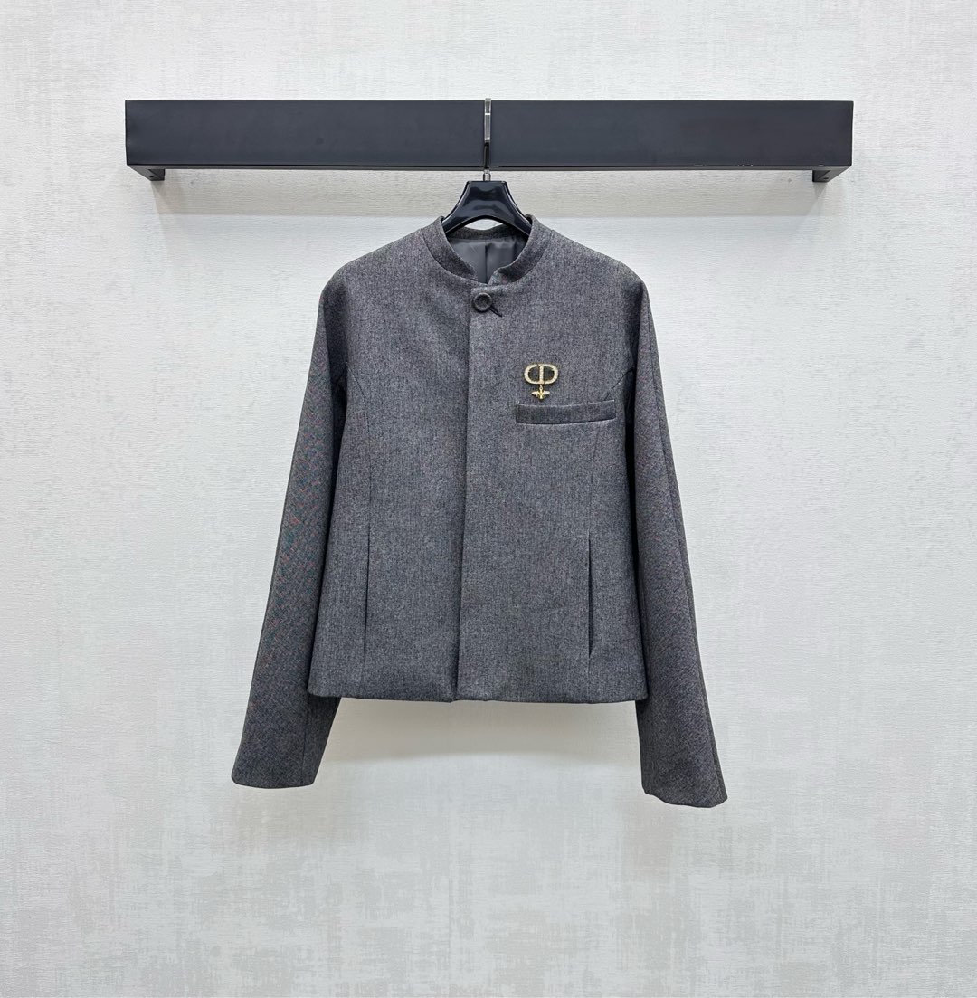 NO:504852,Dio*2025 new product stand-alone suit jacket customized with YB imported material, sleek and stylish, full texture, voxel color and plaid clasp adjustment design is convenient for wearing and removing three-dimensional compression pleated cutting, adding layered look, single-sided pockets on the chest embellish the CD bee rhinestone brooch decoration, highlighting the brand tone, surface auxiliary material development, stand-alone long-sleeved jacket tailoring, simple and high-end upper body, fashionable and fashionable, high-end version,,dior, jackets & coats, business suit,brooch, breastpin, alexander wang19860909Dio*2025新品上架立领西装外套定制YB进口材质 垂顺有型 质感十足 通体素色配合开襟暗扣调节设计方便穿脱立体压褶裁剪处理 增添造型层次感 胸前单侧口袋点缀CD蜜蜂水钻胸针装饰 彰显品牌调性 面辅料开发 立领长袖外套剪裁 上身简约高级 穿搭时髦洋气  高版本,,dior,jackets & coats,business suit,brooch，breastpin,alexander wang,Women's clothing