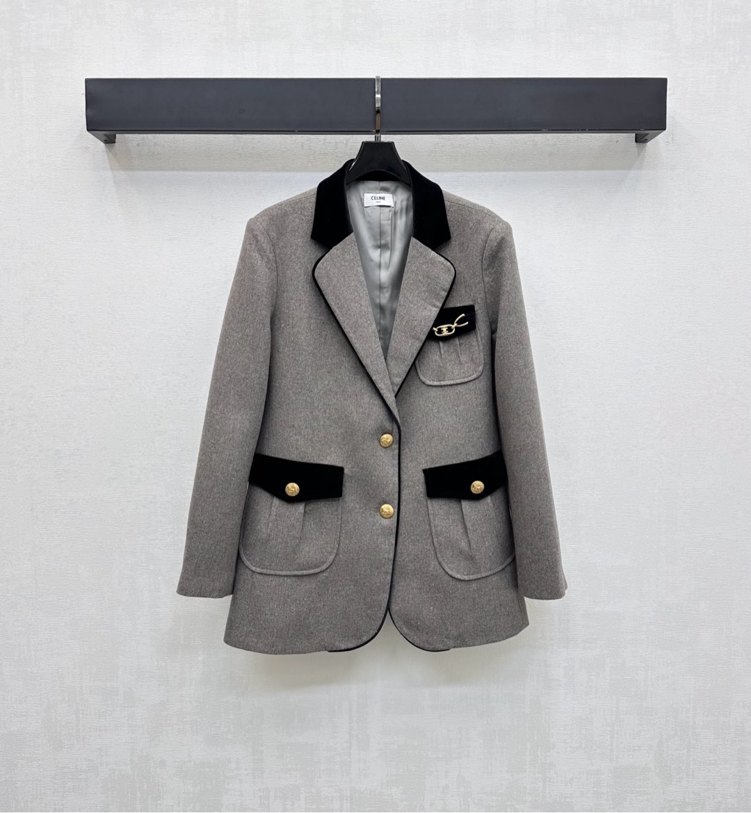 NO:504887,Celin*2025 new product lapel suit jacket custom YB imported worsted wool material, high-end and delicate texture, the chest pocket is decorated with iconic letter buckle, and the letter logo is decorated with the whole body buckle, highlighting the brand tone, the neckline is spliced ​​velvet material, which forms a double collision with the large body, echoing the upper edge of the pocket, adding a sense of styling, surface auxiliary material development, gun-bar collar suit jacket tailoring, upper body retro and advanced, easy to control for daily commuting, date and leisure, high-end version, celine, jackets & coats, business suit, alexander wang19860909Celin*2025新品上架翻领西装外套定制YB进口精纺羊毛材质 质感高级细腻 胸前口袋融入标志性字母链扣装饰 配合通体襟扣刻印字母徽标装点 彰显品牌调性 领口拼接丝绒材质 与大身形成颜色和材质双重碰撞 呼应口袋上缘 增添造型层次感 面辅料开发 枪驳领西装外套剪裁 上身复古高级 日常通勤约会休闲都可轻松驾驭 高版本,,celine,jackets & coats,business suit,alexander wang,Women's clothing