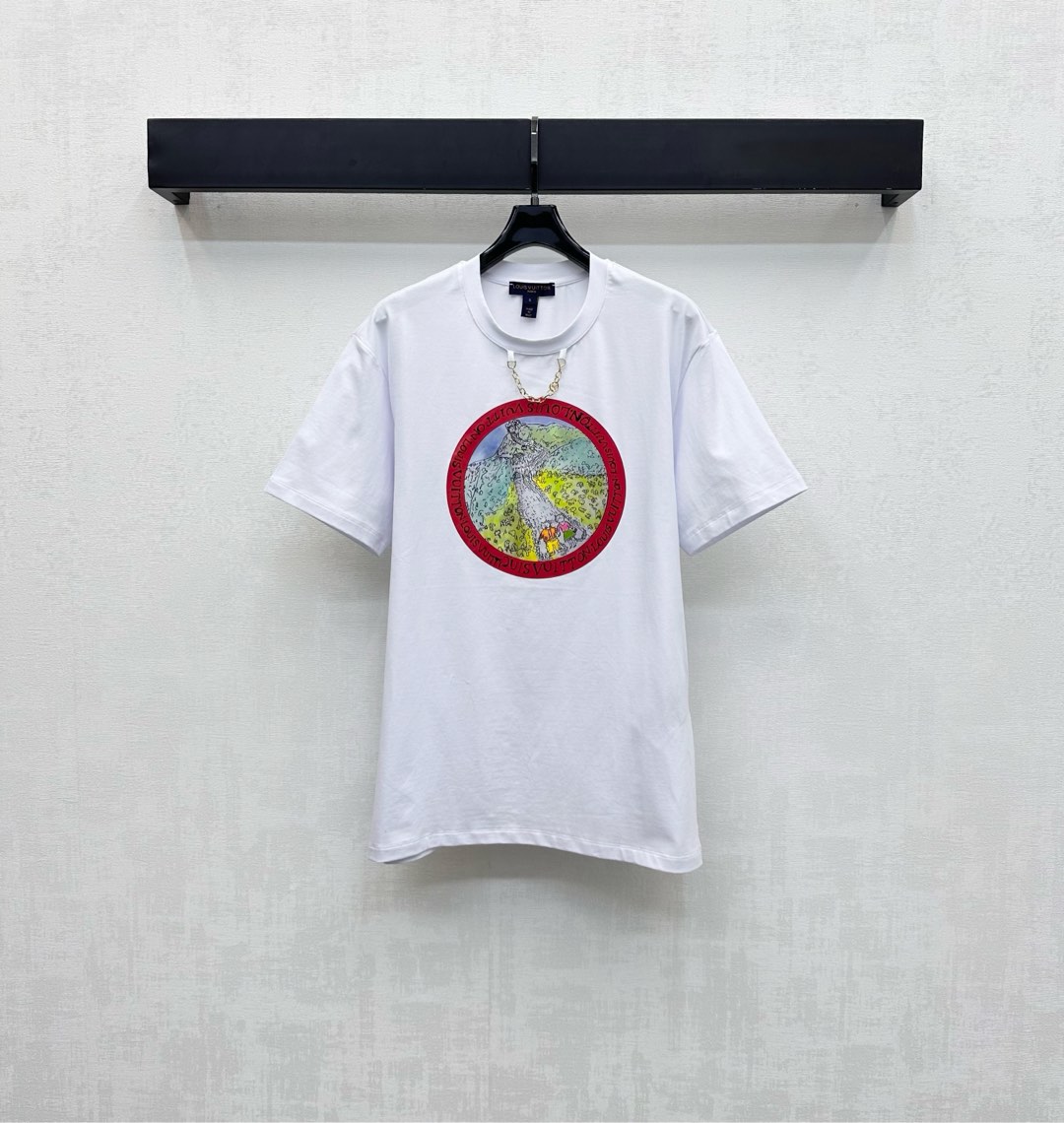 NO:504893,Louis Vuitto*2025 new product is available on the shelves of round neck chain printing custom YB imported twill cotton, breathable and comfortable, full texture, made of gram-weight pure cotton, full drape, presenting a slim visual effect, chest is restored by printing technology, key colors create a round outer contour three-dimensional sense, inner illustration style, Great Wall landscape hand-painted iconic floral logo pattern decoration, echo the neckline printed letter chain, highlighting the brand tone, surface auxiliary material development, loose short-sleeved T-shirt cut, upper body fashionable and high-end, create a personalized style, single wear inner wear is brilliant and fashionable, high-end version, louis vuitton, T-shirt,tees, t-shirt,alexander wang19860909Louis Vuitto*2025新品上架圆领链条印花定制YB进口斜纹全棉材质 透气舒适 质感十足 采用克重纯棉制成 垂坠感十足 呈现显瘦视觉效果 胸前利用印花工艺还原色彩 重点色打造圆形外轮廓立体感 内里插画风格长城风景手绘标志性花体徽标图案装饰 呼应领口印刻字母链条 彰显品牌调性 面辅料开发 宽松短袖T恤剪裁 上身时尚高级 打造个性风格 单穿内搭都出彩时髦 高版本,,louis vuitton,T-shirt,tees，t-shirt,alexander wang,Women's clothing