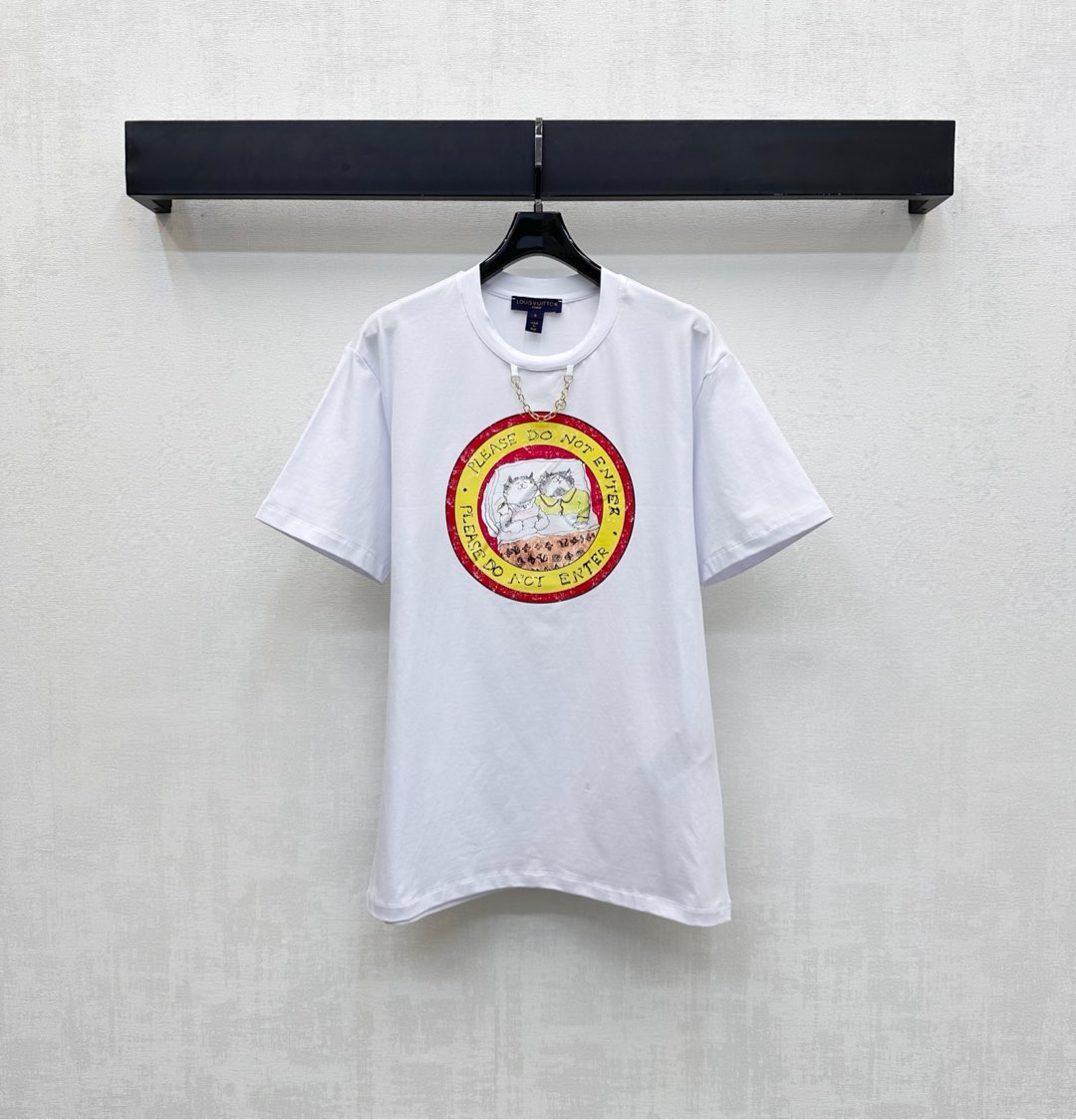 NO:504899,Louis Vuitto*2025 new product is available on the shelves of round neck chain printing custom YB imported twill cotton, breathable and comfortable, full texture, made of gram-weight pure cotton, full drape, presenting a slim visual effect, the chest is restored by printing technology, key colors create a round outer contour three-dimensional sense, inner illustration style, kitten sleeping hand-painted iconic floral logo pattern decoration, echo the neckline printed letter chain, highlighting the brand tone, surface auxiliary material development, loose short-sleeved T-shirt tailoring, upper body fashionable and high-end style, create a personalized style, single wear inner wear is brilliant and fashionable, high-end version 2 colors,,louis vuitton, T-shirt,tees, t-shirt,alexander wang19860909Louis Vuitto*2025新品上架圆领链条印花定制YB进口斜纹全棉材质 透气舒适 质感十足 采用克重纯棉制成 垂坠感十足 呈现显瘦视觉效果 胸前利用印花工艺还原色彩 重点色打造圆形外轮廓立体感 内里插画风格小猫睡觉手绘标志性花体徽标图案装饰 呼应领口印刻字母链条 彰显品牌调性 面辅料开发 宽松短袖T恤剪裁 上身时尚高级 打造个性风格 单穿内搭都出彩时髦 高版本2色,,louis vuitton,T-shirt,tees，t-shirt,alexander wang,Women's clothing