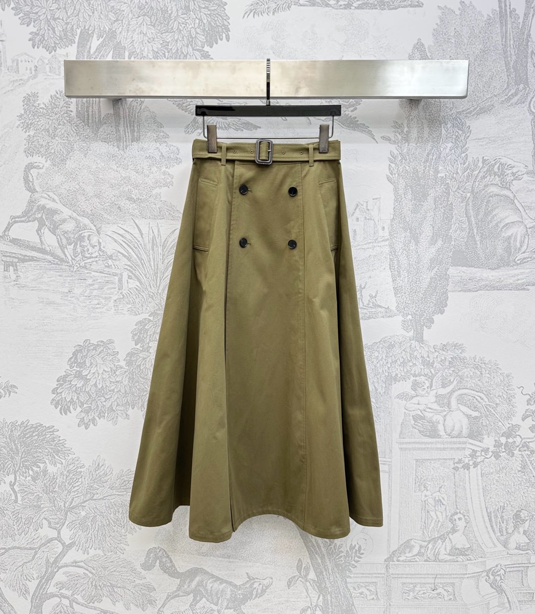 NO:504853,Bur BBR*2025 new product is available on the belt high-waist skirt custom YB imported twill cotton material. High-quality texture and smooth luster. The waist is perforated and adjustable with this cloth belt to add layered design to the shape. The front pleated one-piece double-breasted details make the waist look more curved. Combined with the weighty umbrella skirt, it floats and undulates while walking, swaying and showing the brand tone. The surface and auxiliary materials development. High-waist buckle umbrella skirt tailoring tone tone. The legs are decorated with curves and body. Two classic colors are retro and modern. Easy to wear to create a French beauty style. Charming and fashionable. High-version 2 colors, burberry, skirts, alexander wang19860909Bur BBR*2025新品上架腰带高腰半裙定制YB进口斜纹全棉材质 质感高级 光泽垂顺 腰间沿用本布腰带穿孔调节设计 增添造型层次感 前侧压褶一片式双排扣细节 收腰更显曲线美 配合分量十足的伞状裙摆 行走之间飘荡起伏 摇曳生姿 彰显品牌调性 面辅料开发 高腰系扣伞裙剪裁 修饰腿部曲线包容身材 两款经典配色复古摩登 轻松穿搭出法式大美女风格 魅力时髦  高版本2色,,burberry,skirts,alexander wang,Women's clothing