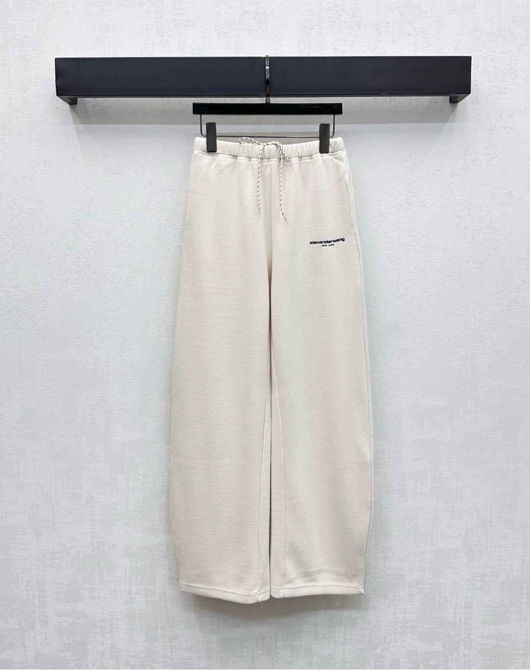 NO:504882,Alexanderwan*2025 new product launches on the shelves of cork drawstring straight trousers customized YB imported elastic cotton material, comfortable and easy to wear, the waist curved braided rope is eye-catching and fashionable, with a symmetrical pocket pocket style rich and practical, adding layered look, easy to put on and take off, and the ready-to-wear is integrated with the iconic letter embroidery logo decoration to highlight the brand tone, surface auxiliary material development, high waist wide-leg trousers tailoring, loose and fashionable casual charm, high version 2 colors,,alexander wang19860909Alexanderwan*2025新品上架绞花抽绳直筒长裤定制YB进口弹力人棉材质 垂顺舒适好穿 腰间绞花纹编织绳亮眼时髦 配合对称插兜口袋版型丰富实用 增添造型层次感 穿脱方便不限身材 成衣融入标志性字母刺绣徽标装饰 彰显品牌调性 面辅料开发 高腰阔腿长裤剪裁 穿搭松弛时髦休闲魅力  高版本2色,,alexander wang,Women's clothing