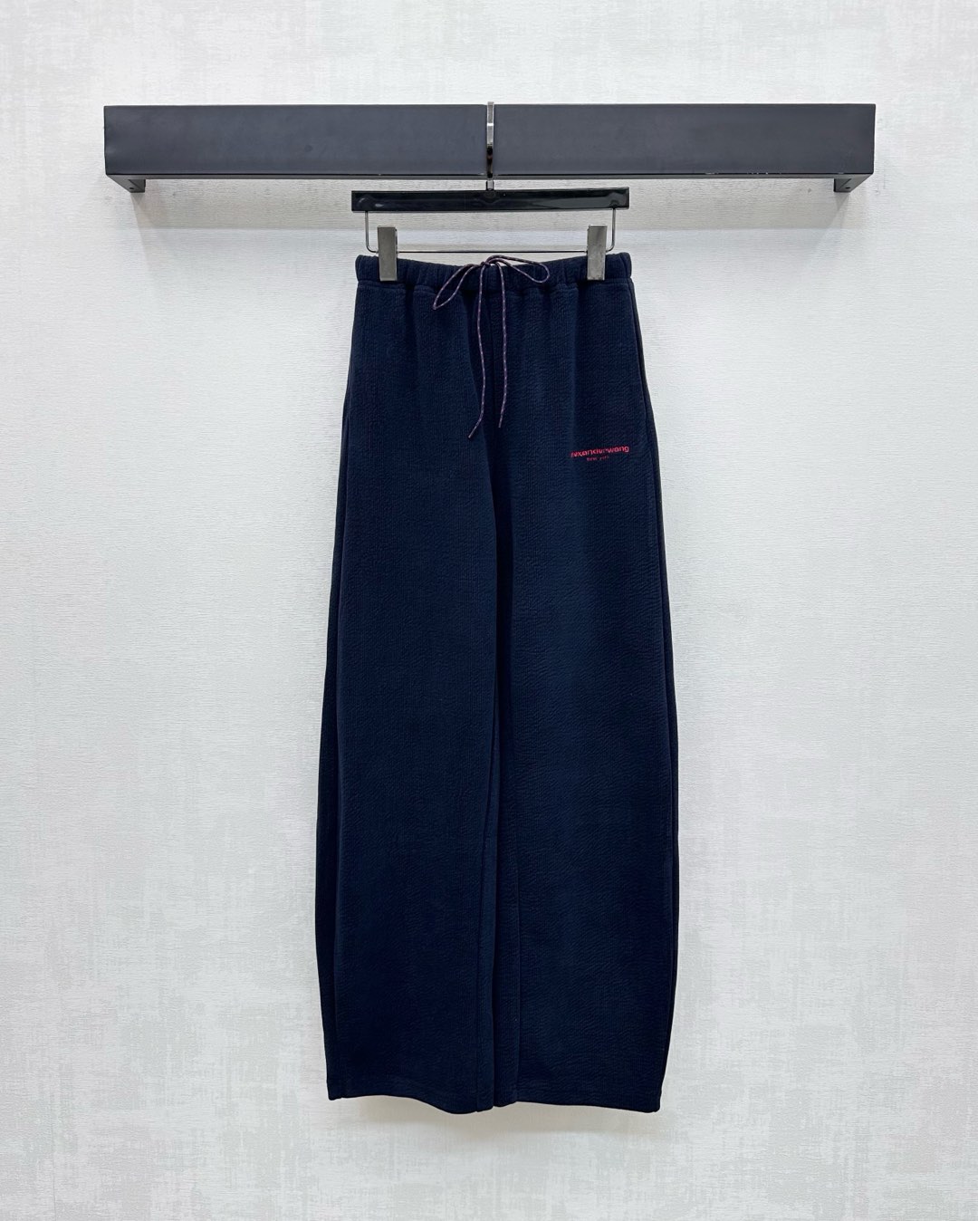 NO:504872,Alexanderwan*2025 new product launches on the shelves of cork drawstring straight trousers customized YB imported elastic cotton material, comfortable and easy to wear, the waist curved braided rope is eye-catching and fashionable, with a symmetrical pocket pocket style rich and practical, adding layered look, easy to put on and take off, and the ready-to-wear is integrated with the iconic letter embroidery logo decoration to highlight the brand tone, surface auxiliary material development, high waist wide-leg trousers tailoring, loose and fashionable casual charm, high version 2 colors,,alexander wang19860909Alexanderwan*2025新品上架绞花抽绳直筒长裤定制YB进口弹力人棉材质 垂顺舒适好穿 腰间绞花纹编织绳亮眼时髦 配合对称插兜口袋版型丰富实用 增添造型层次感 穿脱方便不限身材 成衣融入标志性字母刺绣徽标装饰 彰显品牌调性 面辅料开发 高腰阔腿长裤剪裁 穿搭松弛时髦休闲魅力  高版本2色,,alexander wang,Women's clothing