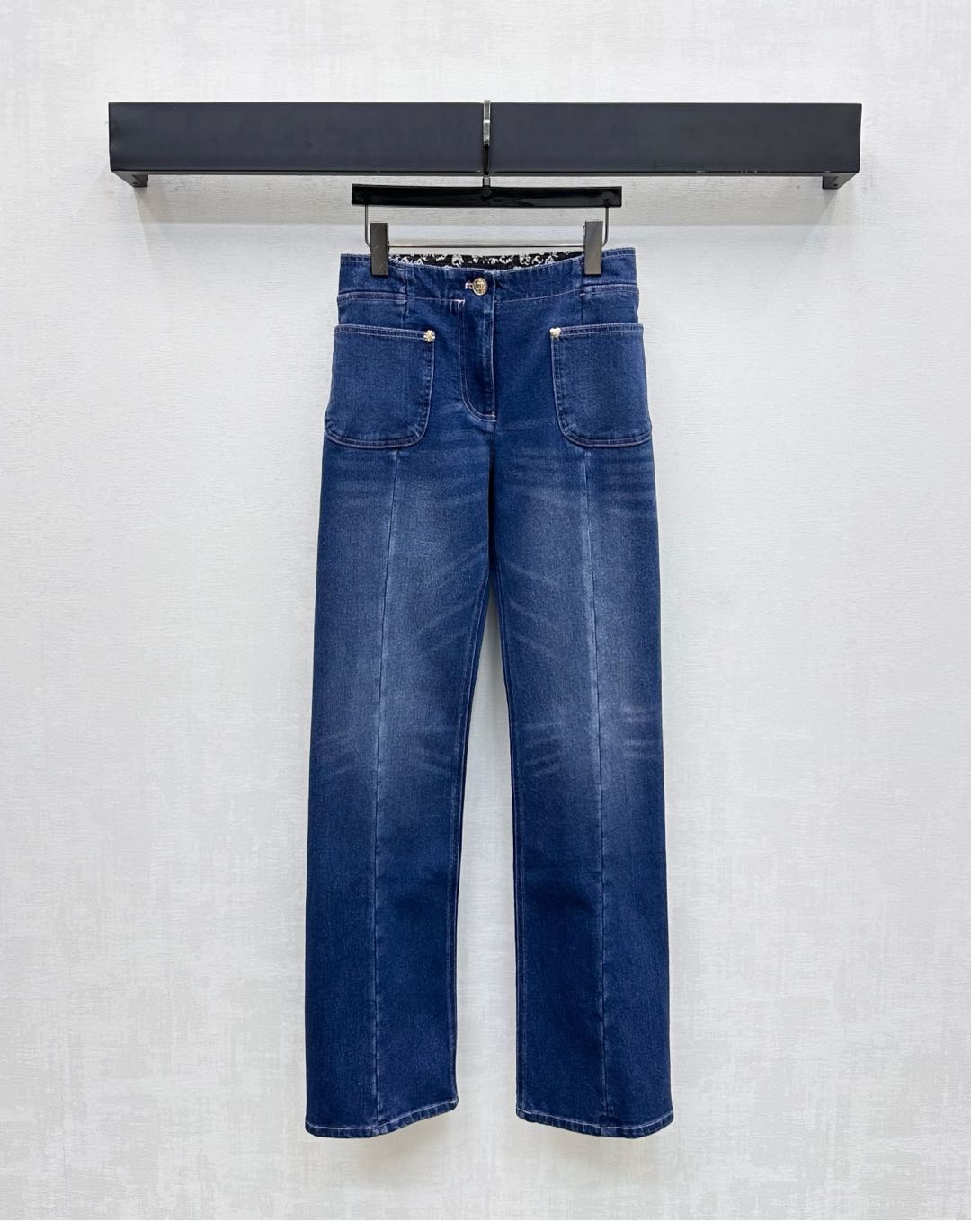 NO:505900,Chane*2025 new product is available on the shelves of high-waist grinding white pleated denim trousers customized YB imported twill cotton denim material breathable and comfortable and stylish Multi-enzyme washing process to create denim color and white pleated marks echoing the upper and lower grinding white pleated marks, adding layered look, retro and fashionable The inner side of the waist is decorated with camellia double C logo pattern elements, combined with double C printed gold buckle adjustment design, highlighting the brand tone, surface auxiliary material development, high-waist buckle trousers cut, easy to wear, fashionable and fashionable, high-version 36 38 40,,chanel,alexander wang19860909Chane*2025新品上架高腰磨白褶皱牛仔长裤定制YB进口斜纹棉牛仔材质 透气舒适有型 多重酵素水洗工艺处理 打造牛仔色和上下呼应磨白褶皱痕迹 增添造型层次感 复古时尚 腰间内侧饰以山茶花双C徽标图案元素 配合双C印刻金扣调节设计 彰显品牌调性 面辅料开发 高腰系扣长裤剪裁 轻松穿出好比例 随意搭配时髦洋气  高版本36 38 40,,chanel,alexander wang,Women's clothing