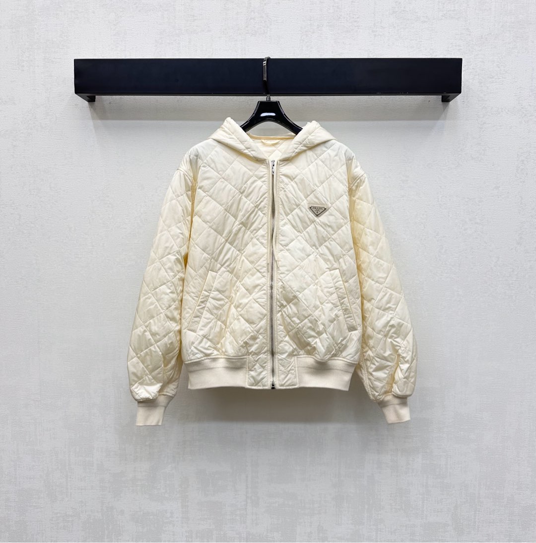 NO:505909,Prad*2025 new product launches on the shelves of diamond hooded cotton jacket custom YB imported windproof and waterproof nylon material. Reduced quality. High-quality texture. The whole piece is light and warm. The whole body is made of diamond embossed. It is equipped with symmetrical pocket hand warmer to increase capacity. Rich and practical. It echoes the same embossed inside and adds a sense of styling. The chest is decorated with iconic triangle logo decoration to highlight the brand tone. The surface and auxiliary materials development. Hooded jacket jacket cuts. The upper body gets rid of dullness. Integrates warmth and fashionable. High-version 3 colors,,prada, jackets & coats, jackets & coats,hats,alexander wang19860909Prad*2025新品上架菱格连帽棉服外套定制YB进口防风防水尼龙材质 品相还原 质感高级 整件轻盈保暖 通体采用菱格压纹设计 配合对称插兜口袋暖手增大容量 丰富实用 呼应内里同样压纹 增添造型层次感 胸前点缀标志性三角徽标装饰 彰显品牌调性 面辅料开发 连帽夹克外套剪裁 上身摆脱沉闷 集保暖与时髦一体 高版本3色,,prada,jackets & coats,jackets & coats,hats,alexander wang,Women's clothing
