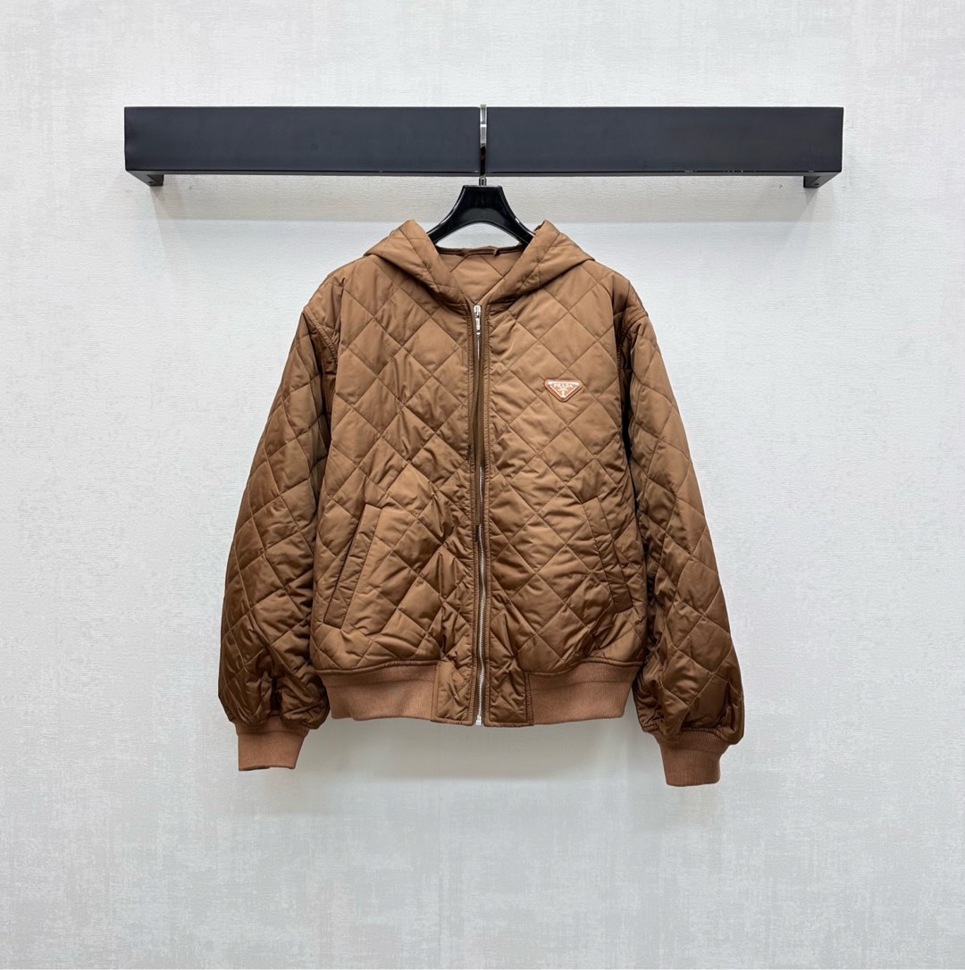 NO:505899,Prad*2025 new product launches on the shelves of diamond hooded cotton jacket custom YB imported windproof and waterproof nylon material. Reduced quality. High-quality texture. The whole piece is light and warm. The whole body is made of diamond embossed. It is equipped with symmetrical pocket hand warmer to increase capacity. Rich and practical. It echoes the same embossed inside and adds a sense of styling. The chest is decorated with iconic triangle logo decoration to highlight the brand tone. The surface and auxiliary materials development. Hooded jacket jacket cuts. The upper body gets rid of dullness. Integrates warmth and fashionable. High-version 3 colors,,prada, jackets & coats, jackets & coats,hats,alexander wang19860909Prad*2025新品上架菱格连帽棉服外套定制YB进口防风防水尼龙材质 品相还原 质感高级 整件轻盈保暖 通体采用菱格压纹设计 配合对称插兜口袋暖手增大容量 丰富实用 呼应内里同样压纹 增添造型层次感 胸前点缀标志性三角徽标装饰 彰显品牌调性 面辅料开发 连帽夹克外套剪裁 上身摆脱沉闷 集保暖与时髦一体 高版本3色,,prada,jackets & coats,jackets & coats,hats,alexander wang,Women's clothing