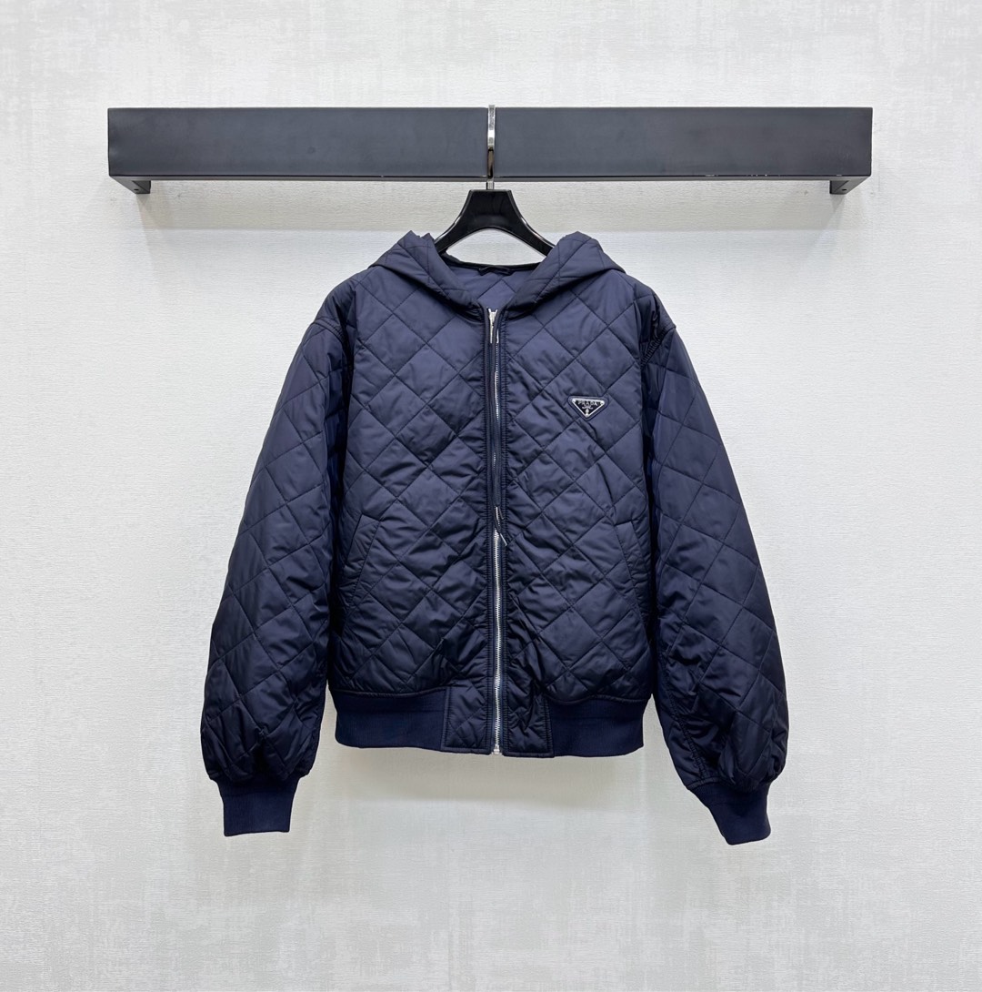 NO:505889,Prad*2025 new product launches on the shelves of diamond hooded cotton jacket custom YB imported windproof and waterproof nylon material. Reduced quality. High-quality texture. The whole piece is light and warm. The whole body is made of diamond embossed. It is equipped with symmetrical pocket hand warmer to increase capacity. Rich and practical. It echoes the same embossed inside and adds a sense of styling. The chest is decorated with iconic triangle logo decoration to highlight the brand tone. The surface and auxiliary materials development. Hooded jacket jacket cuts. The upper body gets rid of dullness. Integrates warmth and fashionable. High-version 3 colors,,prada, jackets & coats, jackets & coats,hats,alexander wang19860909Prad*2025新品上架菱格连帽棉服外套定制YB进口防风防水尼龙材质 品相还原 质感高级 整件轻盈保暖 通体采用菱格压纹设计 配合对称插兜口袋暖手增大容量 丰富实用 呼应内里同样压纹 增添造型层次感 胸前点缀标志性三角徽标装饰 彰显品牌调性 面辅料开发 连帽夹克外套剪裁 上身摆脱沉闷 集保暖与时髦一体 高版本3色,,prada,jackets & coats,jackets & coats,hats,alexander wang,Women's clothing