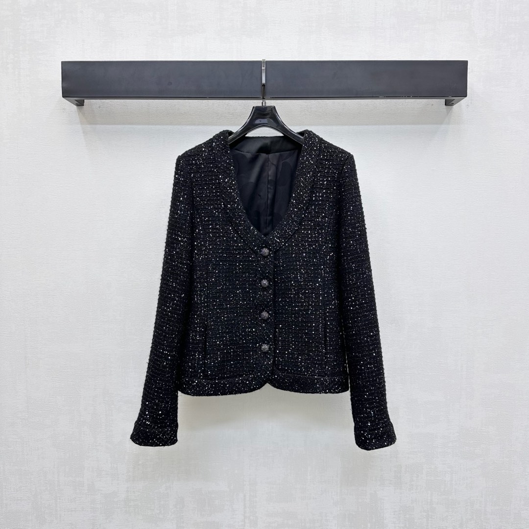 NO:505895,Chane*2025 new product is on the shelves of the V-neck Dress Jacket Customized YB imported coarse wool woolen material. The texture is obvious and the appearance is full. The whole body is pure black base and sequins are intertwined to add a sense of styling. The exquisite buttons on the front are decorated with iconic letters and logos, which echo the cuffs to highlight the brand tone. The dark pattern of the lining illuminates the design details. The upper body is more advanced and fashionable. The surface auxiliary materials are developed. V-neck Dress Jacket tailoring. You can easily match every day for commuting and date. High-end version 36 38 40,,chanel, jackets & coats,alexander wang19860909Chane*2025新品上架V领洋装外套定制YB进口粗纺羊毛呢材质 肌理明显 品相十足 通体纯黑打底配合亮片交织 增添造型层次感 前襟精致纽扣融入标志性字母徽标装点 与袖口相互呼应 彰显品牌调性 里布暗纹造型点亮设计细节 上身更显高级洋气 面辅料开发 V领洋装外套剪裁 日常通勤约会穿搭都可轻松驾驭搭配 高版本36 38 40,,chanel,jackets & coats,alexander wang,Women's clothing