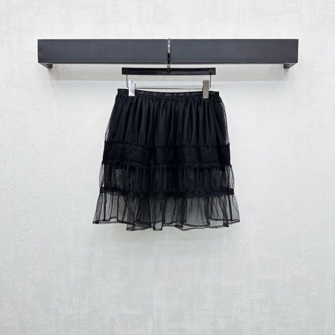 NO:505890,Chane*2025 new product is on the shelves of spliced ​​lace yarn skirt custom YB imported mesh material flowing and moving, skin-friendly and breathable, double-layer mesh design with spliced ​​iconic lace letters and floral elements decoration, highlighting the brand tone, waist zipper adjustment is more convenient to put on and off, matched with lining, anti-lighting function, add to the styling layering, surface auxiliary material development, high waist pleated short skirt tailoring, free matching top dress during commuting and vacation, playful and cute, high version, chanel, skirts, alexander wang19860909Chane*2025新品上架拼接蕾丝纱裙定制YB进口网纱材质 飘逸动人 亲肤透气 双层网纱设计配合拼接标志性蕾丝字母花卉元素装饰 彰显品牌调性 腰侧拉链调节更方便穿脱 搭配内衬防走光功能 增添造型层次感 面辅料开发 高腰褶皱短裙剪裁 通勤度假随意搭配上装俏皮可爱  高版本,,chanel,skirts,alexander wang,Women's clothing