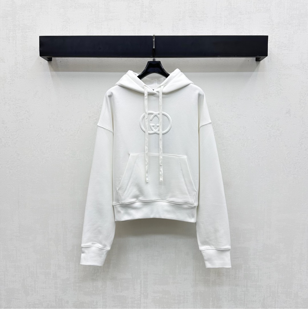 NO:505905,Gucc*2025 new product is on the shelves of hooded drawstring and velvet sweatshirt custom YB imported native cotton material, soft and skin-friendly, not easy to deform and pill after washing for a long time, full texture, the chest is decorated with the iconic double G embossed letter logo embossed tone, highlighting the brand tone, loose fit and large pocket detail design, rich and practical, add a sense of styling, make casual matching simple and high-end, surface auxiliary materials development, hooded long-sleeved sweatshirt tailoring, daily casual wear guide, relaxed and fashionable, autumn and winter items are indispensable, high-end version, gucci, hoodie, sweatshirts, hats, alexander wang19860909Gucc*2025新品上架连帽抽绳加绒卫衣定制YB进口原生全棉材质 柔软亲肤 久洗不易变形起球 质感十足 胸前饰以标志性双G压花字母徽标点缀装饰 彰显品牌调性 宽松版型结合大插兜细节设计 丰富实用 增添造型层次感 让休闲搭配简约高级 面辅料开发 连帽长袖卫衣剪裁 日常休闲穿搭指南 松弛时髦 秋冬单品必不可少  高版本,,gucci,hoodie,sweatshirts,hats,alexander wang,Women's clothing