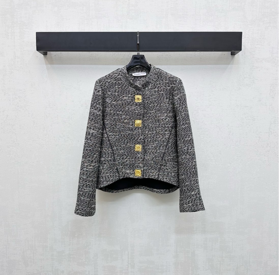 NO:505898,Sch*2025 new product is on the shelves of coarse wool jackets custom-made YB imported wool material. The texture is obvious and the texture is superior. The rough striped wool fabric creates a famous style. The open-clad single-row heavy industry three-dimensional keyhole adjustment design echoes the cuffs. The logo is decorated with the back to highlight the brand tone. The irregular thread texture is interspersed to add a sense of styling. The surface and auxiliary materials are developed. The straight collar and shoulder jacket is tailored. The slim fit style is more elegant and inclusive. The first choice for fashionable and exquisite outfits. High-end version, Jackets & coats, alexander wang19860909Sch*2025新品上架粗纺洋装外套定制YB进口毛呢材质 肌理明显 质感上乘 粗花条纹毛呢面料打造名媛风典范 开襟单排重工立体锁孔调节设计 与袖口相互呼应 配合背后徽标装点 彰显品牌调性 穿插不规则织线纹理 增添造型层次感 面辅料开发 立领正肩外套剪裁 修身版型更显气质包容身材 时髦精穿搭首选 高版本,,jackets & coats,alexander wang,Women's clothing