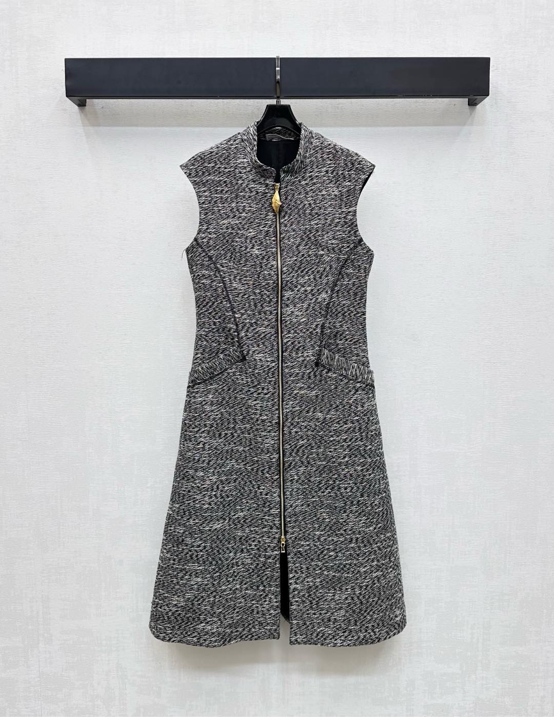 NO:505893,Sch*2025 new product is on the shelves of coarse-sleeved dresses, custom-made YB imported wool material, obvious texture, superior texture, rough striped wool fabric creates a famous style model, the front closure is adjusted by double-head zipper, and the iconic heavy industry three-dimensional logo is integrated behind the back to highlight the brand tone, interspersed with irregular thread texture, adding a sense of styling, facial auxiliary materials development, stand-up collar vest skirt tailoring, the silhouette is more elegant and inclusive, fashionable and exquisite outfits are preferred, high-end version, skirts, alexander wang19860909Sch*2025新品上架粗纺洋装无袖连衣裙定制YB进口毛呢材质 肌理明显 质感上乘 粗花条纹毛呢面料打造名媛风典范 前襟沿用双头拉链调节设计 配合背后融入标志性重工立体徽标装点 彰显品牌调性 穿插不规则织线纹理 增添造型层次感 面辅料开发 立领背心裙剪裁 廓形更显气质包容身材 时髦精穿搭首选 高版本,,skirts,alexander wang,Women's clothing