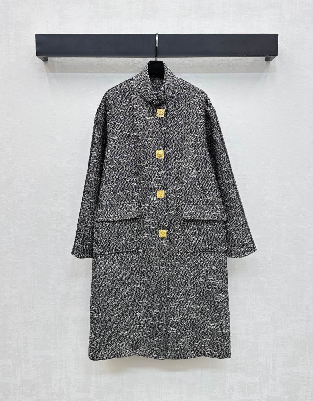 NO:505907,Sch*2025 new product is on the shelves of coarse long dress and long coats customized YB imported wool material. The texture is obvious and the texture is superior. The rough striped wool fabric creates a famous style model. The open-clad single-row heavy industry three-dimensional keyhole adjustment design echoes the iconic logo decoration behind the back. The brand tone is interspersed with irregular thread textures to add a sense of styling. The development of surface accessories. The stand-up collar mid-length coat cuts. The silhouette shows more temperament and inclusive figure. The first choice for fashionable and exquisite outfits. High-version, alexander wang19860909Sch*2025新品上架粗纺洋装长款大衣定制YB进口毛呢材质 肌理明显 质感上乘 粗花条纹毛呢面料打造名媛风典范 开襟单排重工立体锁孔调节设计 呼应背后标志性徽标装点 彰显品牌调性 穿插不规则织线纹理 增添造型层次感 面辅料开发 立领中长款大衣剪裁 廓形更显气质包容身材 时髦精穿搭首选 高版本,,alexander wang,Women's clothing