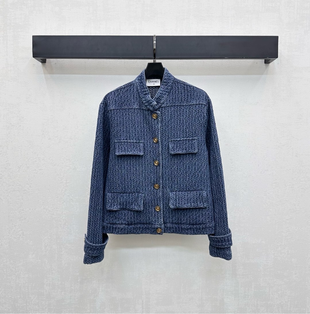 NO:505881,Chane*2025 new product stand-alone collar jacket custom YB imported twill cotton material, comfortable and breathable, crisp and stylish, front button engraved with iconic logo decoration, echoing the cuffs, highlighting the brand tone, surface accessories development, mesh-shaped texture treatment, combined with multiple symmetrical flip fake pocket style design, add to the styling layering, surface accessories development, stand-alone collar jacket tailoring, daily commuting outfit high-end, chanel, jackets & coats, jackets & coats, alexander wang19860909Chane*2025新品上架立领夹克外套定制YB进口斜纹全棉材质 舒适透气 挺括有型 前襟纽扣刻标志性徽标装点 与袖口相互呼应 彰显品牌调性 面辅料开发 通体网孔状肌理处理 配合多重对称翻盖假口袋版型设计 增添造型层次感 面辅料开发 立领夹克外套剪裁 日常通勤穿搭高级时髦 高版本,,chanel,jackets & coats,jackets & coats,alexander wang,Women's clothing