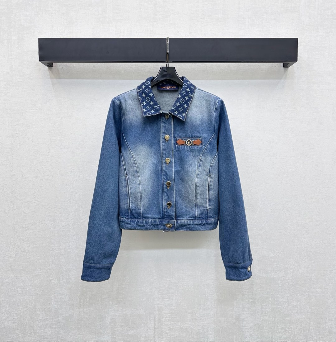 NO:506618,Louis Vuitto* new product lapel denim jacket custom YB imported twill cotton denim material comfortable and breathable, crisp and stylish, button adjustment design on the front closure, echoing the cuffs, adding layered look, iconic letter buckle logo decoration on the chest, and the collar is integrated with four-leaf clover letter printing elements to highlight the brand tone, facial accessories development Lapel jacket tailoring, daily commuting outfit high-end fashion High-end version,,louis vuitton, jackets & coats, jackets & coats, alexander wang19860909Louis Vuitto*新品上架翻领牛仔夹克外套定制YB进口斜纹棉牛仔材质 舒适透气 挺括有型 前襟沿用纽扣调节设计 与袖口相互呼应 增添造型层次感 胸前点缀标志性字母链扣徽标装饰 搭配领口融入四叶草字母印花元素 彰显品牌调性 面辅料开发 翻领夹克外套剪裁 日常通勤穿搭高级时髦 高版本,,louis vuitton,jackets & coats,jackets & coats,alexander wang,Women's clothing