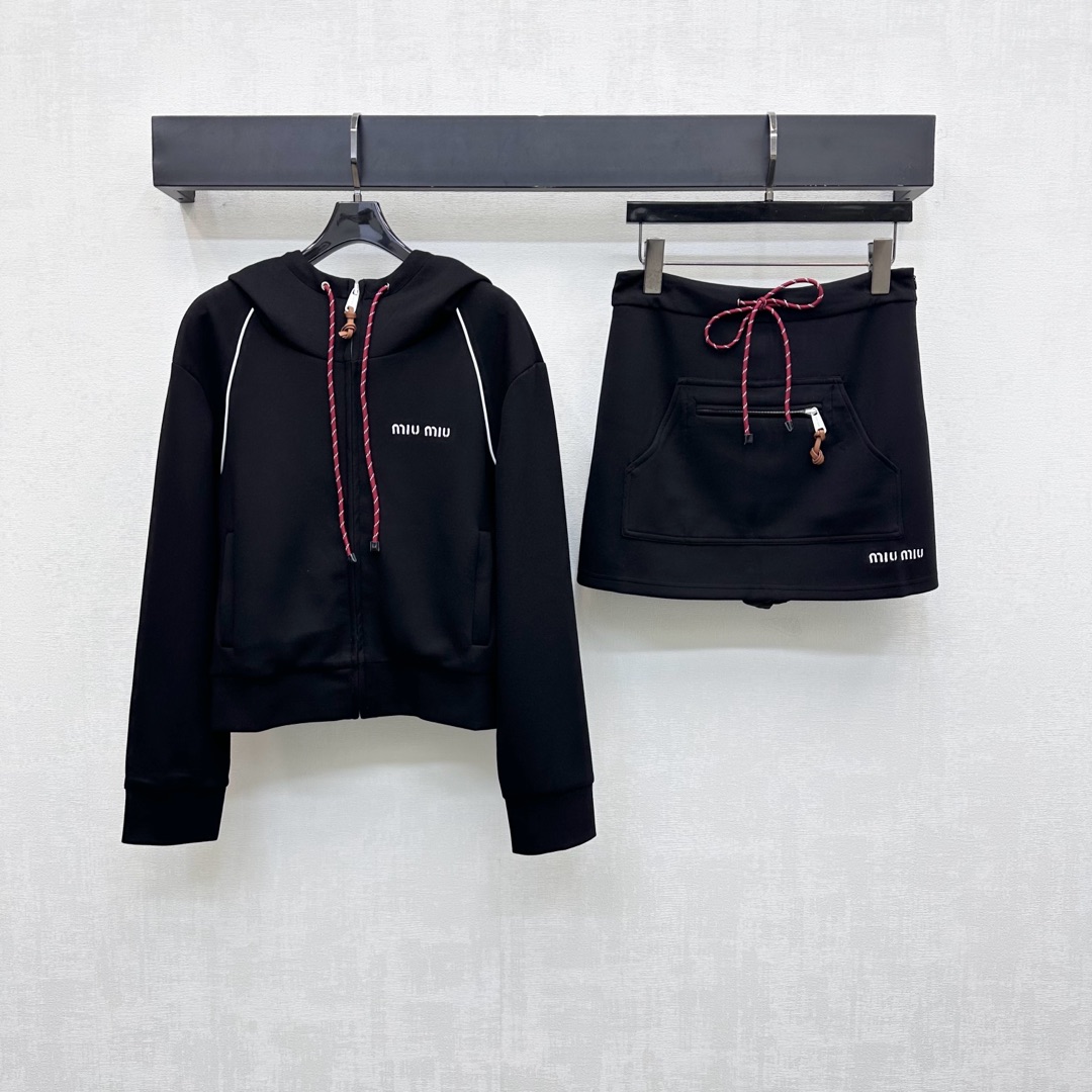 NO:505869,Miumi*2025 new product launches on the shelves of the cork drawstring hooded jacket short skirt set custom YB imported cotton material breathable and comfortable, full texture. The top is adjusted with open-clad leather buckle and cork drawstring more convenient to put on and take off, adding layering of the shape. The chest is embroidered with iconic letter embroidery logo decoration echoes the series short skirt, highlighting the brand tone. The front plaque is treated with contrasting three-dimensional edges, outlined outlines more textured. The surface and auxiliary materials are developed. The hooded zipper jacket is matched with high-waist drawstring short skirt set. The complete set is simple and casual, outstanding and fashionable. High-version 2 colors,,miumiu, skirts, jackets & coats,hats,alexander wang19860909Miumi*2025新品上架绞花抽绳连帽外套短裙套装定制YB进口人棉材质 透气舒适 质感十足 上衣沿用开襟皮扣拉链调节配合绞花抽绳更方便穿脱 增添造型层次感 胸前点缀标志性字母刺绣徽标装饰呼应系列短裙 彰显品牌调性 前襟胸前均以撞色立体捆边处理 勾勒轮廓更显质感 面辅料开发 连帽拉链外套搭配高腰抽绳短裙套装 成套穿搭简约休闲 出彩时髦  高版本2色l,,miumiu,skirts,jackets & coats,hats,alexander wang,Women's clothing